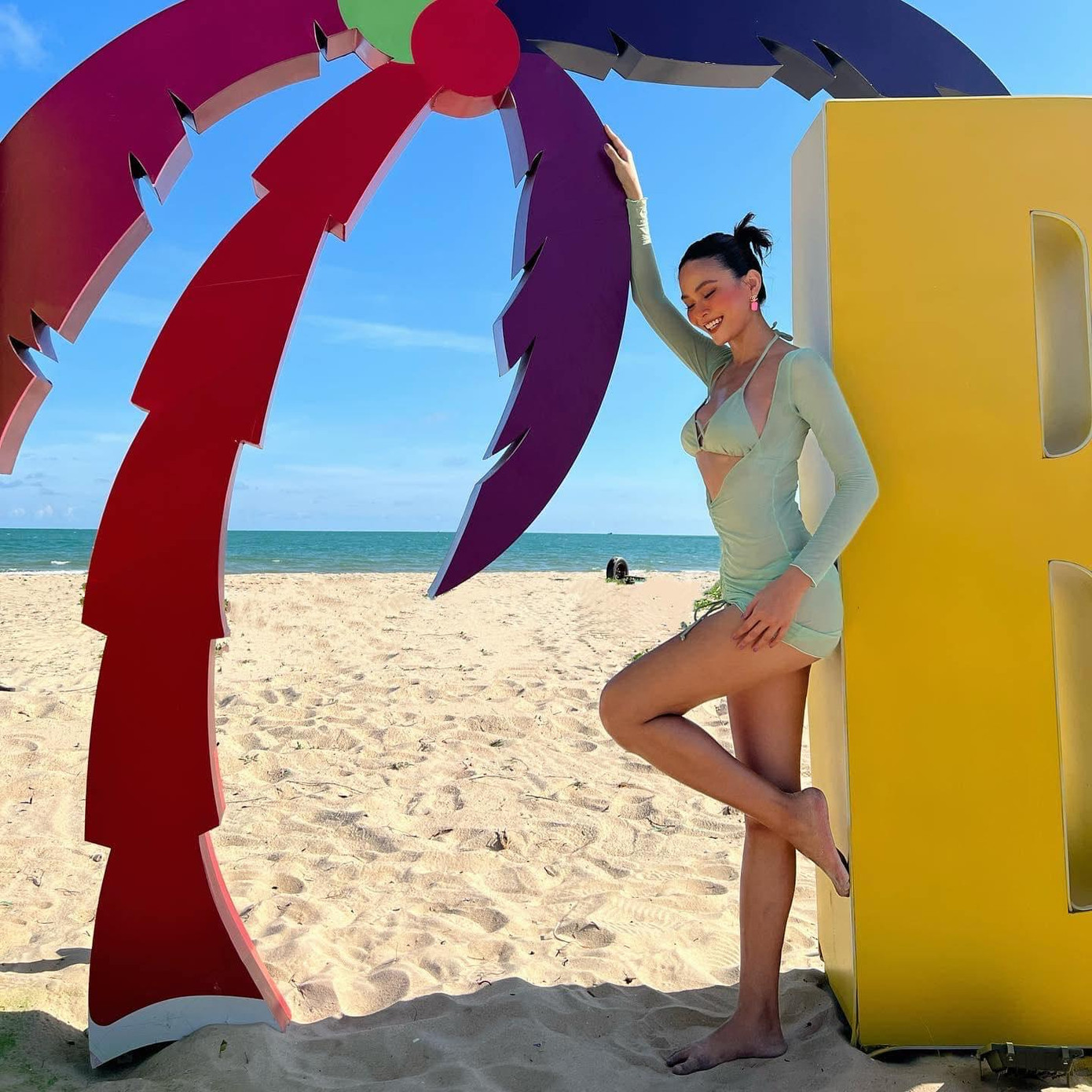 Thiết kế mỏng như sương giúp người đẹp khoe làn da nâu nóng bỏng và body săn chắc, sexy.