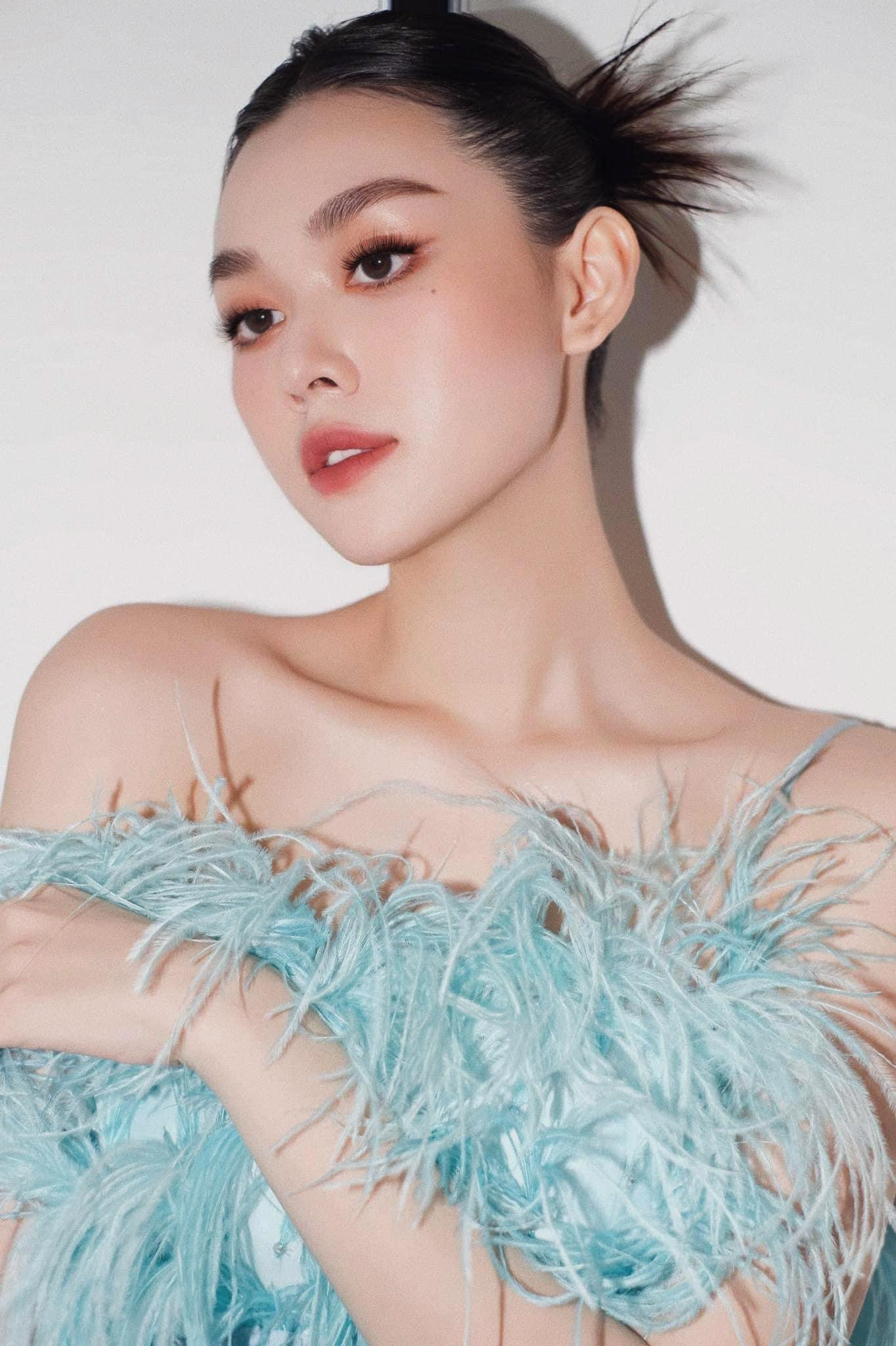 Á hậu Tường San khoe nhan sắc kiêu sa, lộng lẫy với váy lông vũ màu xanh pastel.