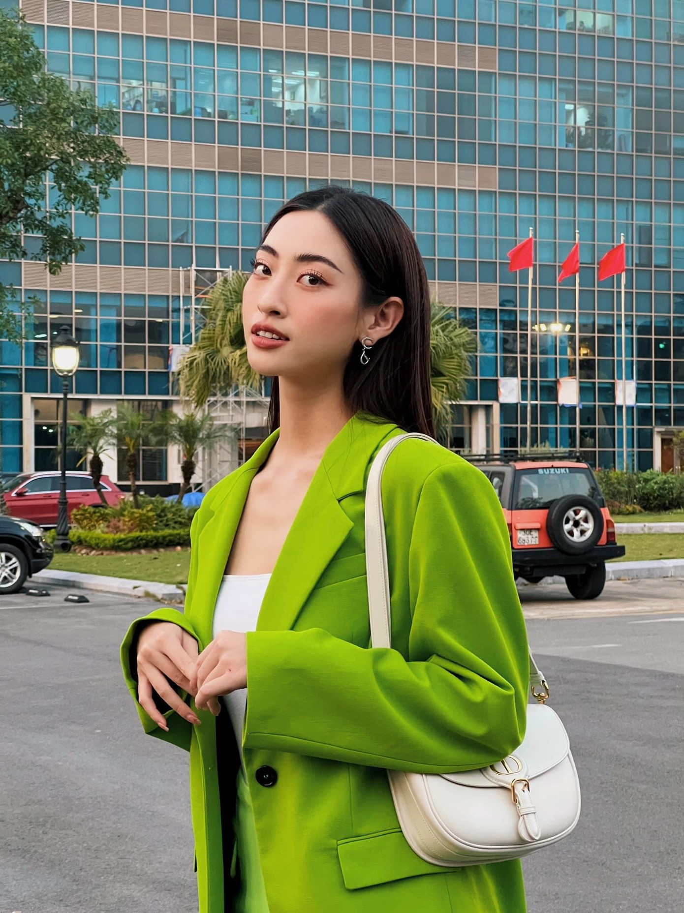 Hoa hậu Lương Thuỳ Linh nổi bật với blazer màu xanh lá cá tính. Hoa hậu Lương Thuỳ Linh nổi bật với blazer màu xanh lá cá tính.