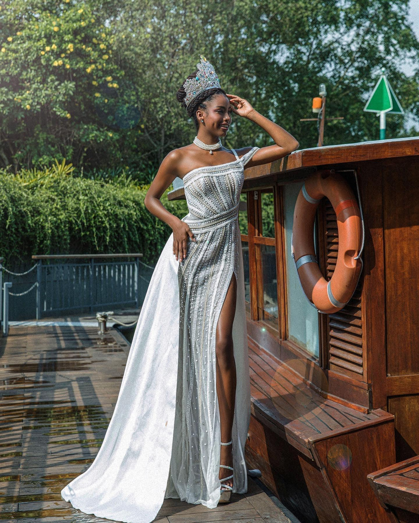 Mới đây, Destiny khoe dáng thướt tha lộng lẫy trong bộ váy xẻ tà, khoe đôi chân săn chắc, quyến rũ. Mới đây, Destiny khoe dáng thướt tha lộng lẫy trong bộ váy xẻ tà, khoe đôi chân săn chắc, quyến rũ.