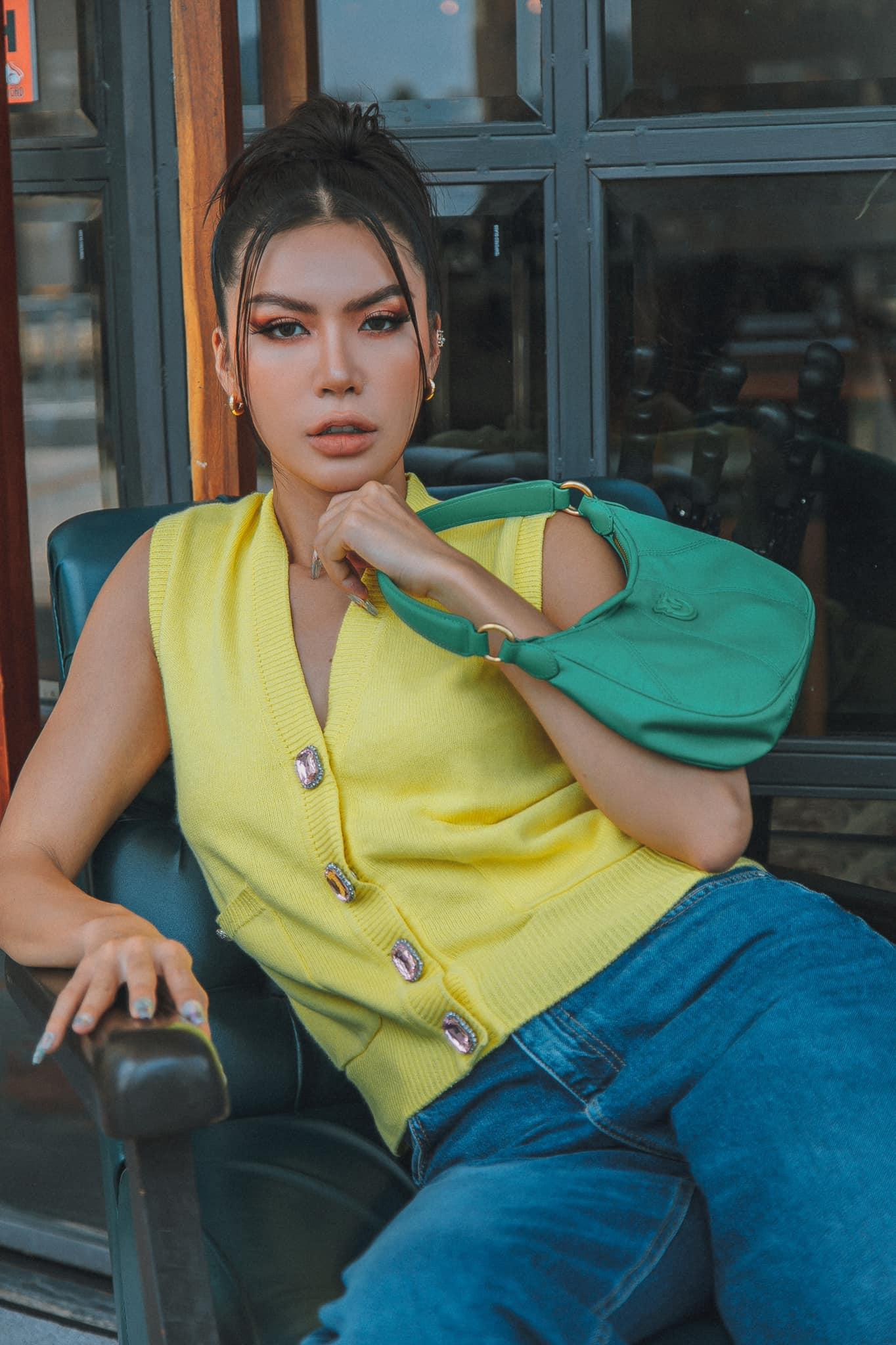 Siêu mẫu Minh Tú nổi bật với chiếc áo tông màu xanh neon. Siêu mẫu Minh Tú nổi bật với chiếc áo tông màu xanh neon.