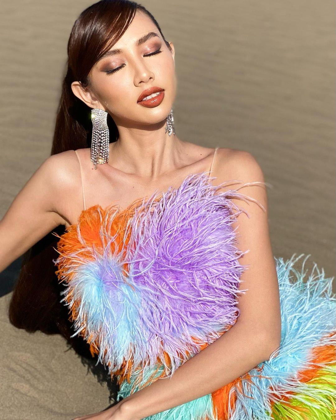 Mặc dù thời tiết mùa hè trên sa mạc cực kỳ nóng bỏng nhưng nàng hậu vẫn 'hy sinh' hết mình để có những bức ảnh đẹp.