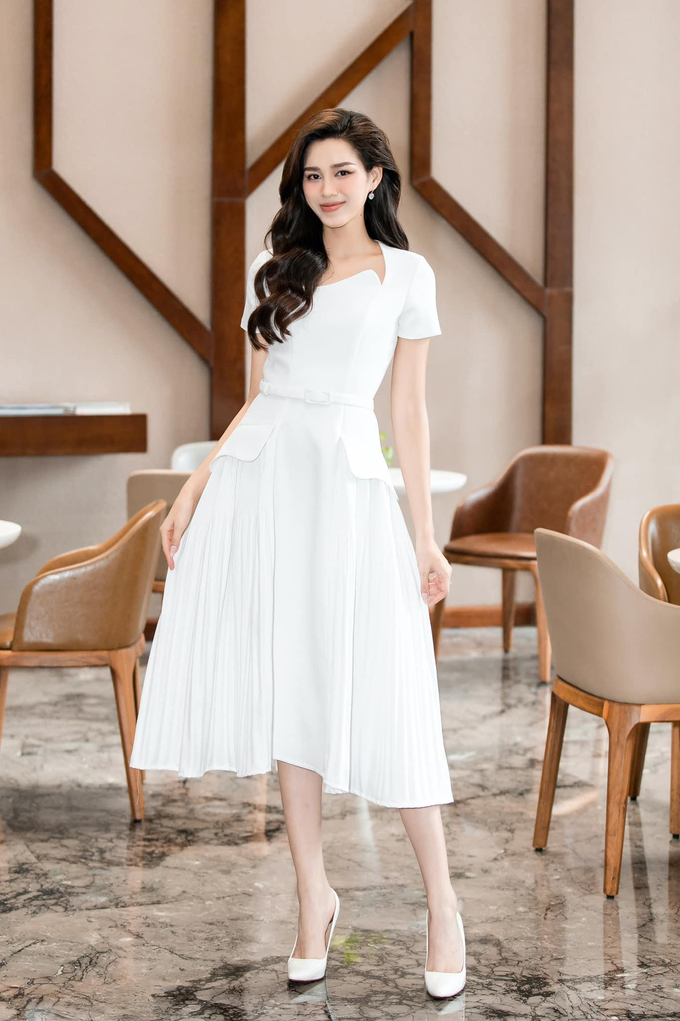 Mới đây, Hoa hậu Đỗ Thị Hà tham gia một sự kiện. Cô diện bộ váy tinh khôi gam màu trắng.