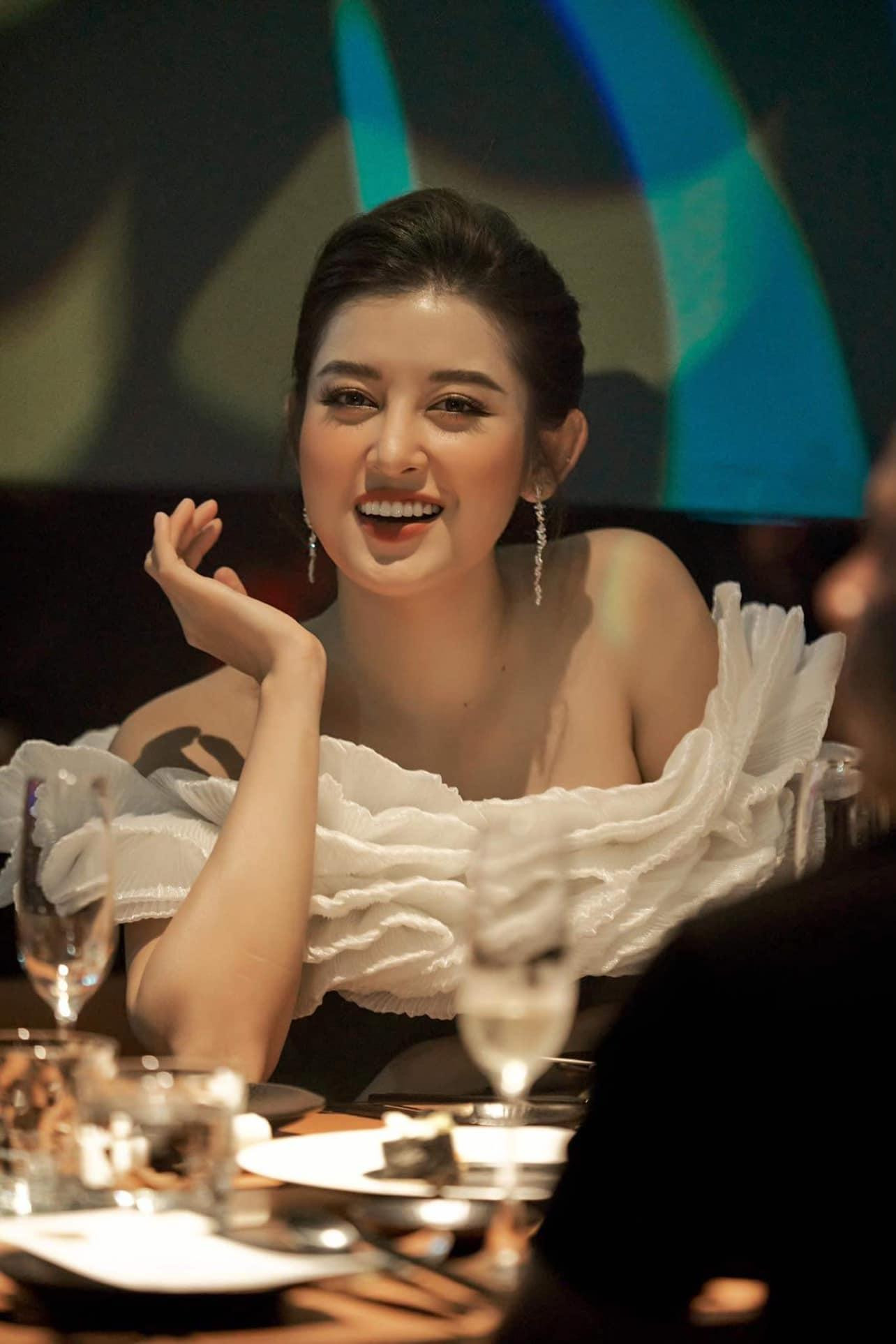 Á hậu Huyền My diện váy trễ vai quyến rũ khi tham dự dạ tiệc.