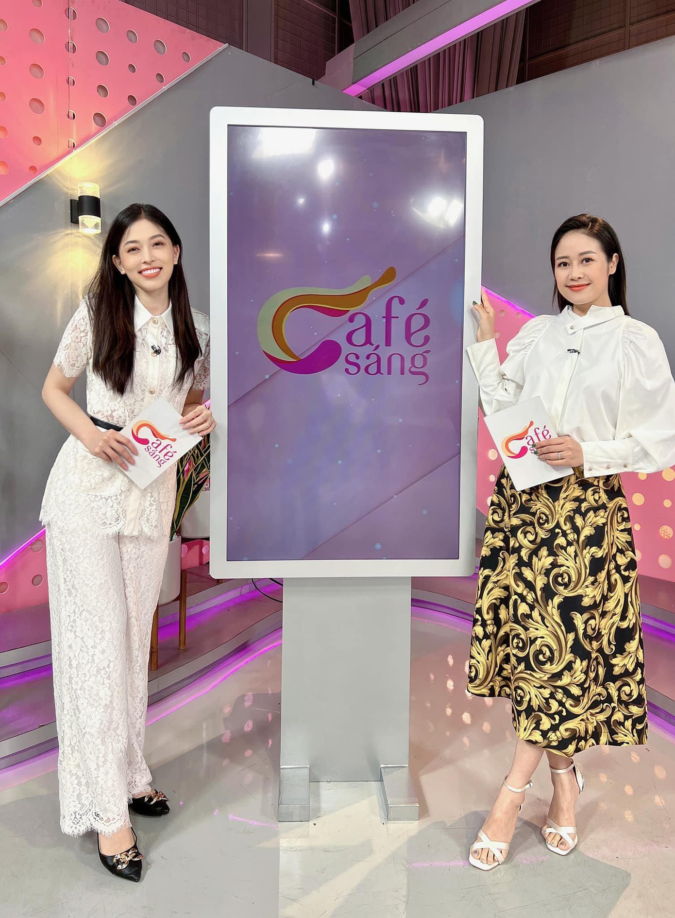 Á hậu Phương Nga chăm chỉ đi làm vào ngày lễ. Á hậu Phương Nga chăm chỉ đi làm vào ngày lễ.