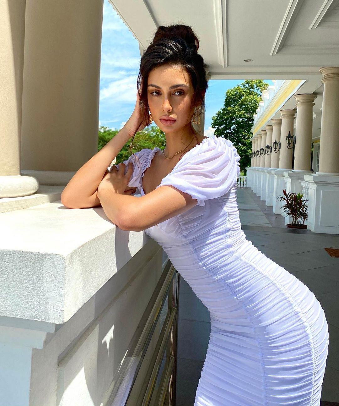 Celeste Cortesi năm nay 24 tuổi, là người đẹp lai ba dòng máu Tây Ban Nha, Ý và Philippines. Celeste Cortesi năm nay 24 tuổi, là người đẹp lai ba dòng máu Tây Ban Nha, Ý và Philippines.