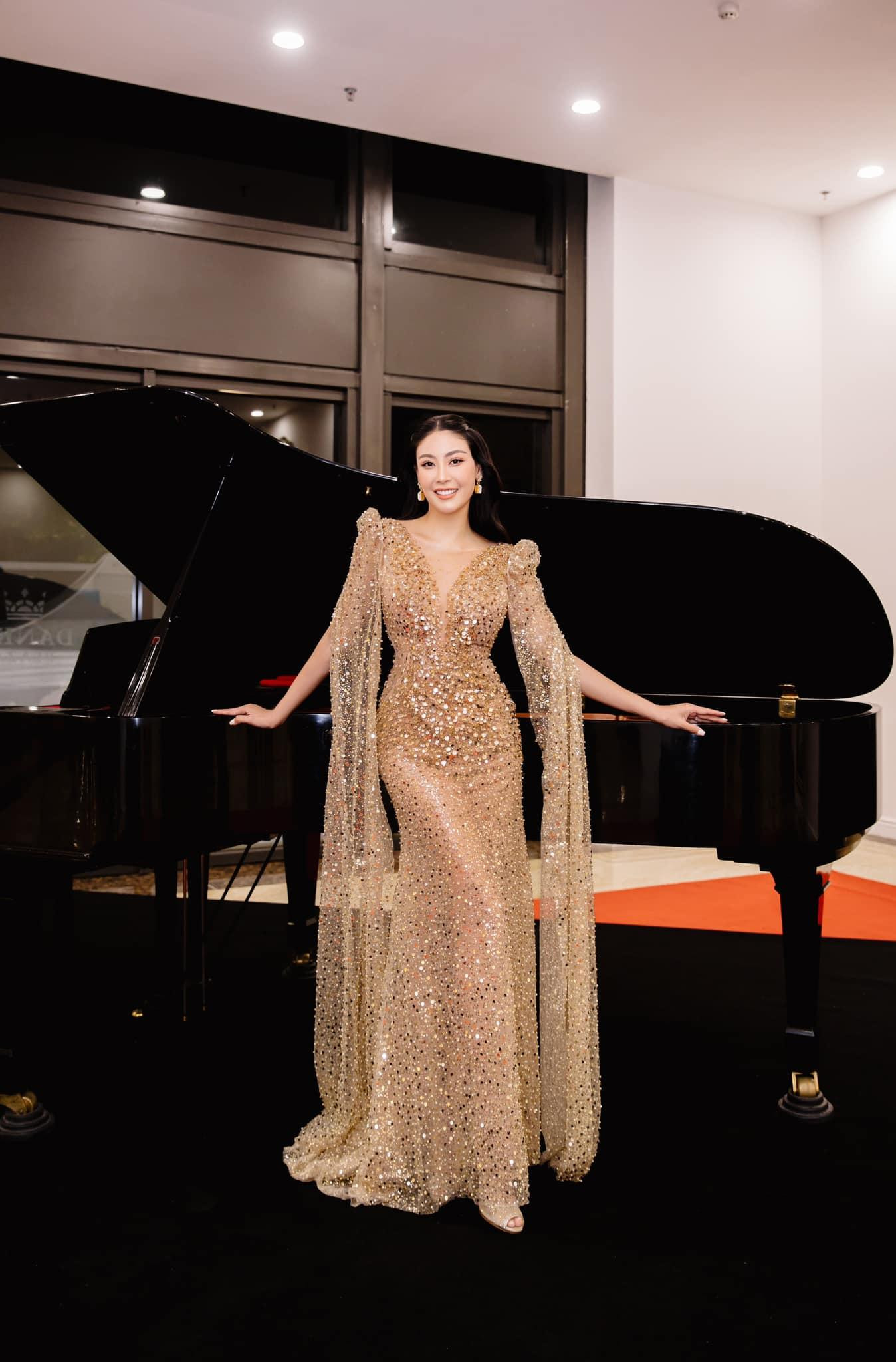 Trước đó, Hoa hậu Hà Kiều Anh cũng mặc thiết kế tuyệt đẹp này tại thảm đỏ của sự kiện đêm thời trang ở Miss World Vietnam 2022.