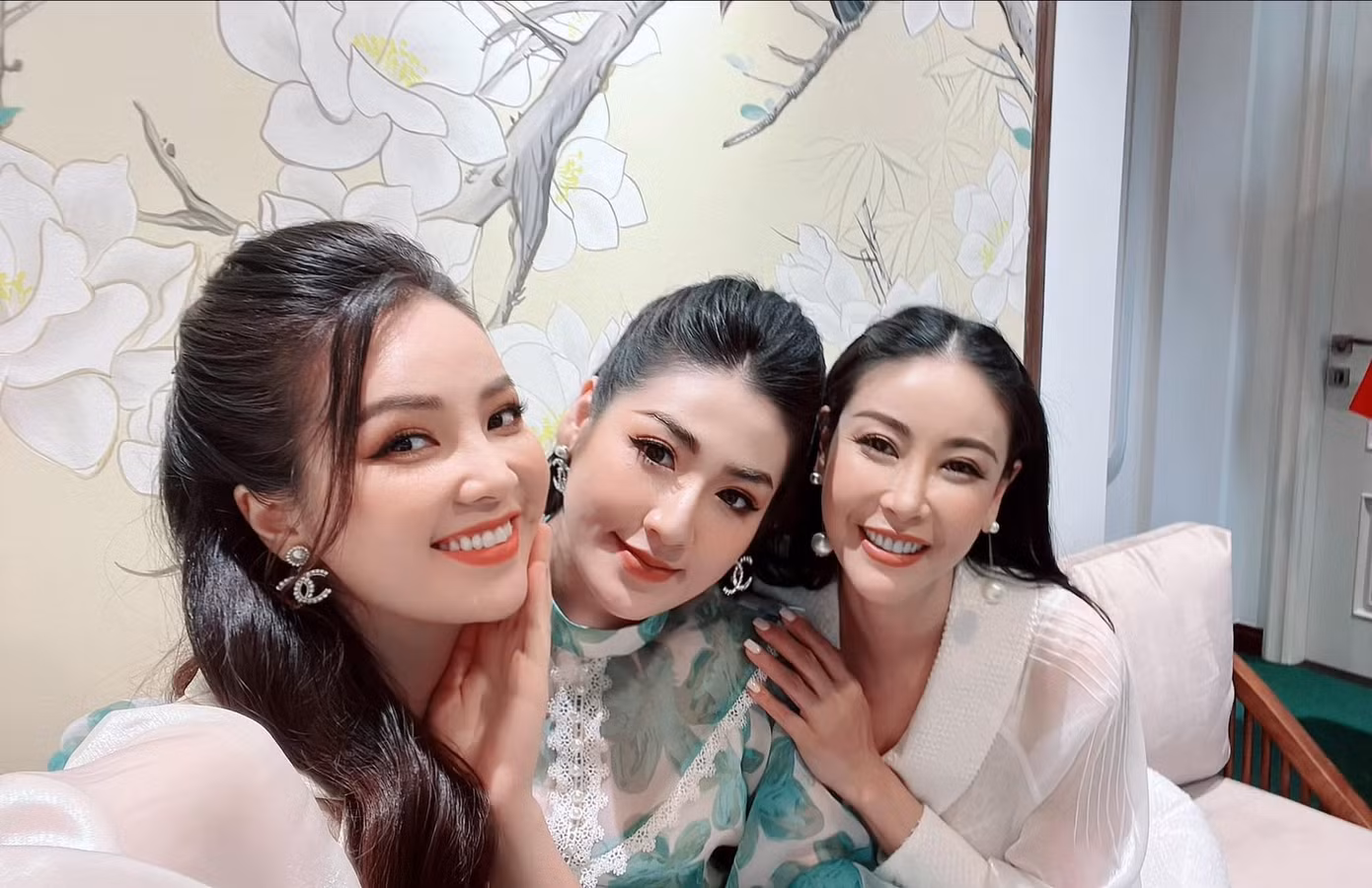 Á hậu Thuý Vân khoe sắc bên Á hậu Tú Anh, Hoa hậu Hà Kiều Anh.