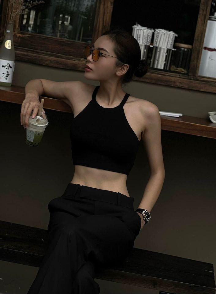 Vòng eo siêu bé là thành quả của Kỳ Duyên sau những ngày miệt mài tập luyện trong phòng gym. Vòng eo siêu bé là thành quả của Kỳ Duyên sau những ngày miệt mài tập luyện trong phòng gym.