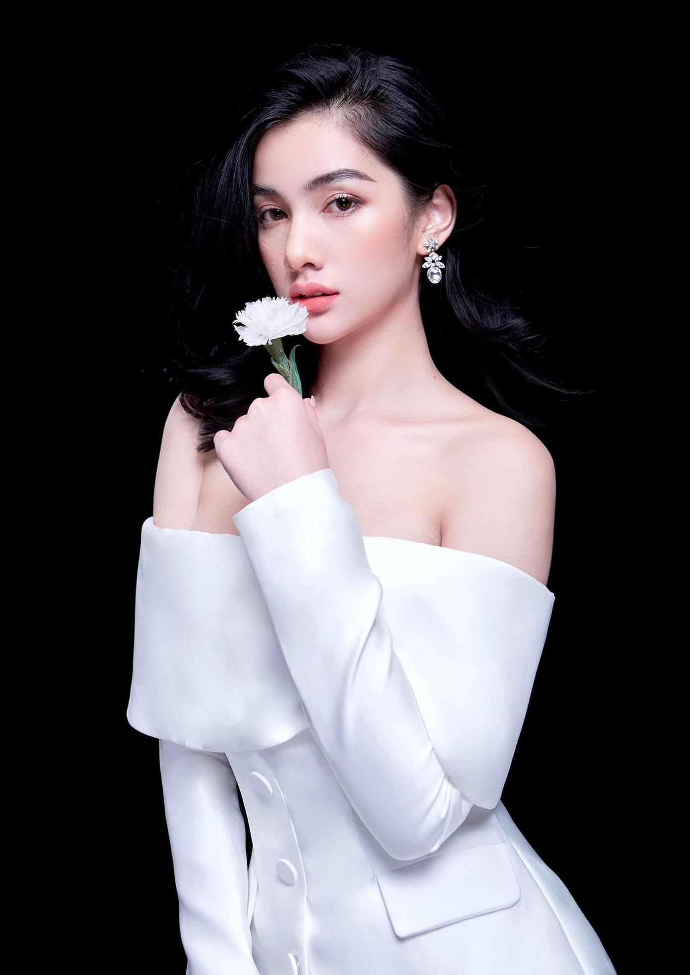 Người đẹp Cẩm Đan diện sắc trắng thanh lịch, khoe vai trần quyến rũ. Người đẹp Cẩm Đan diện sắc trắng thanh lịch, khoe vai trần quyến rũ.