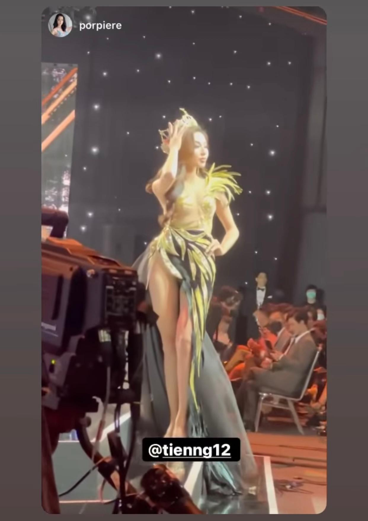 Cô có màn xuất hiện ấn tượng trên sân khấu đêm chung kết.