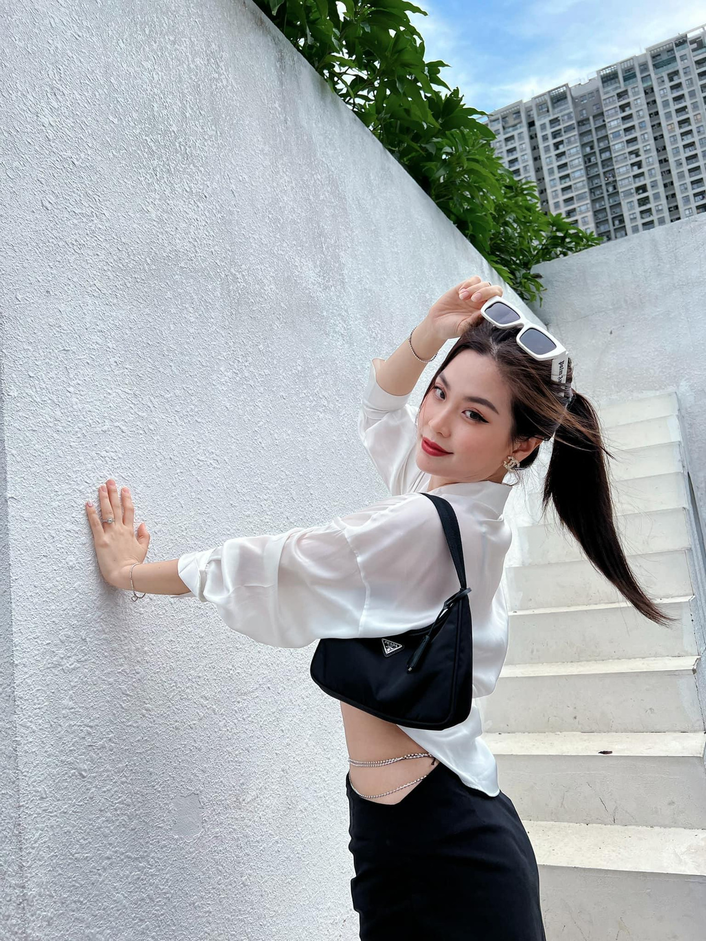 Á hậu Diễm Trang diện áo sơ-mi trắng để lộ vòng eo thon sexy. Á hậu Diễm Trang diện áo sơ-mi trắng để lộ vòng eo thon sexy.