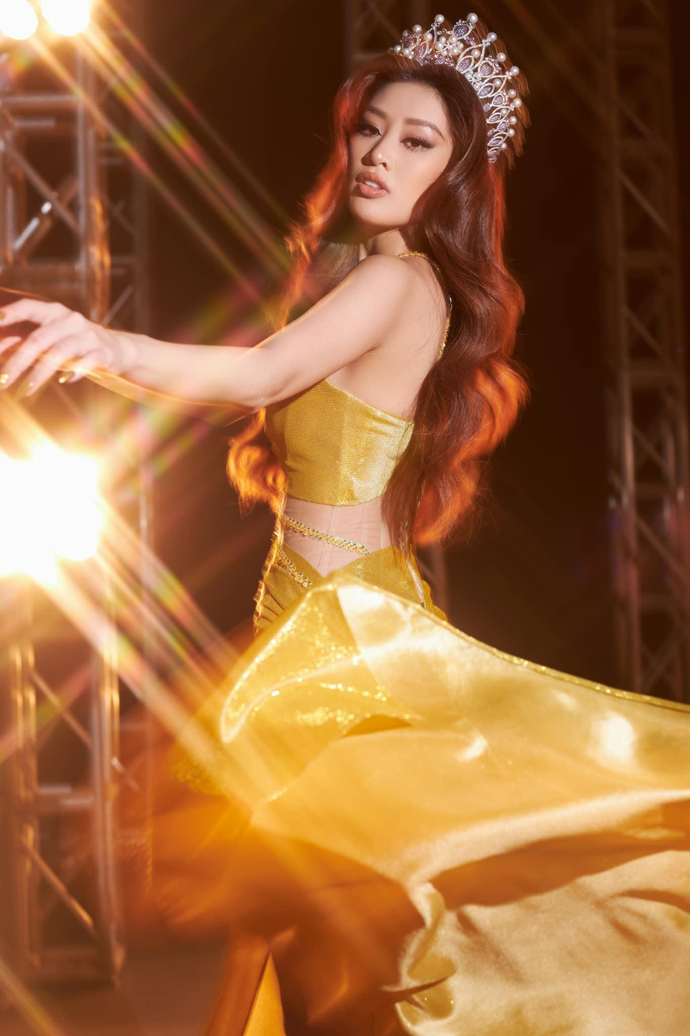 Hoa hậu Khánh Vân lộng lẫy, kiêu kỳ với sắc vàng. Hoa hậu Khánh Vân lộng lẫy, kiêu kỳ với sắc vàng.