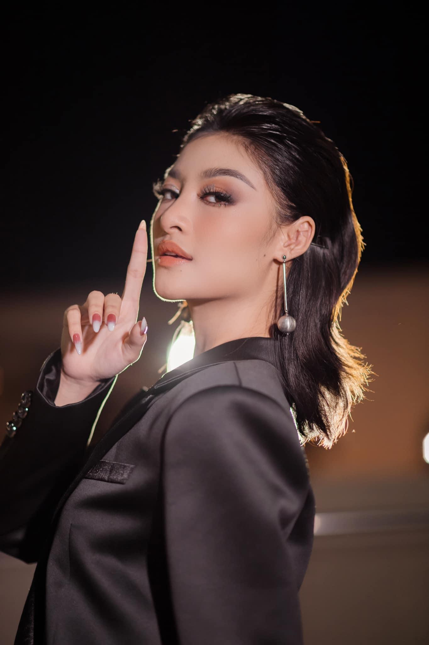 Nhan sắc ngày càng cá tính, nóng bỏng của Kiều Loan nhận nhiều phản ứng tích cực. Nhan sắc ngày càng cá tính, nóng bỏng của Kiều Loan nhận nhiều phản ứng tích cực.