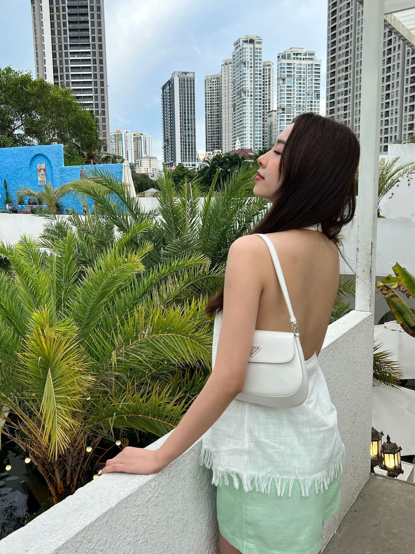 Á hậu Thuý An khoe lưng trần nuột nà và nóng bỏng. Á hậu Thuý An khoe lưng trần nuột nà và nóng bỏng.