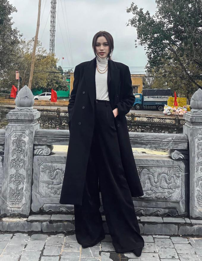 Trước đó trong dịp Tết Nguyên Đán ở Việt Nam, Đỗ Thị Hà cũng từng mặc chiếc quần này trong một lần đi lễ chùa.