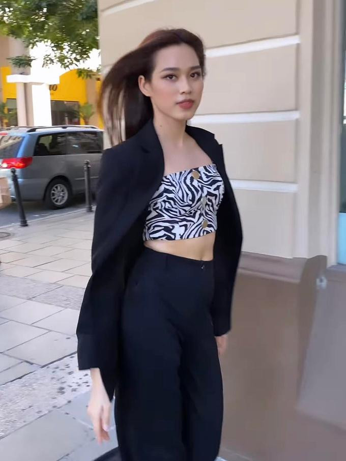 Thiết kế gồm quần ống loe và áo crop-top hoạ tiết lạ mắt giúp Đỗ Thị Hà khoe vẻ thanh lịch nhưng không kém phần quyến rũ bên dàn thí sinh.