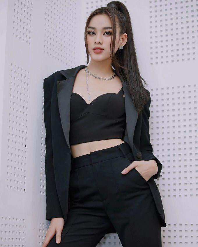Chiếc áo crop-top này cũng từng được Đỗ Thị Hà mặc trong một sự kiện trong nước trước đó.