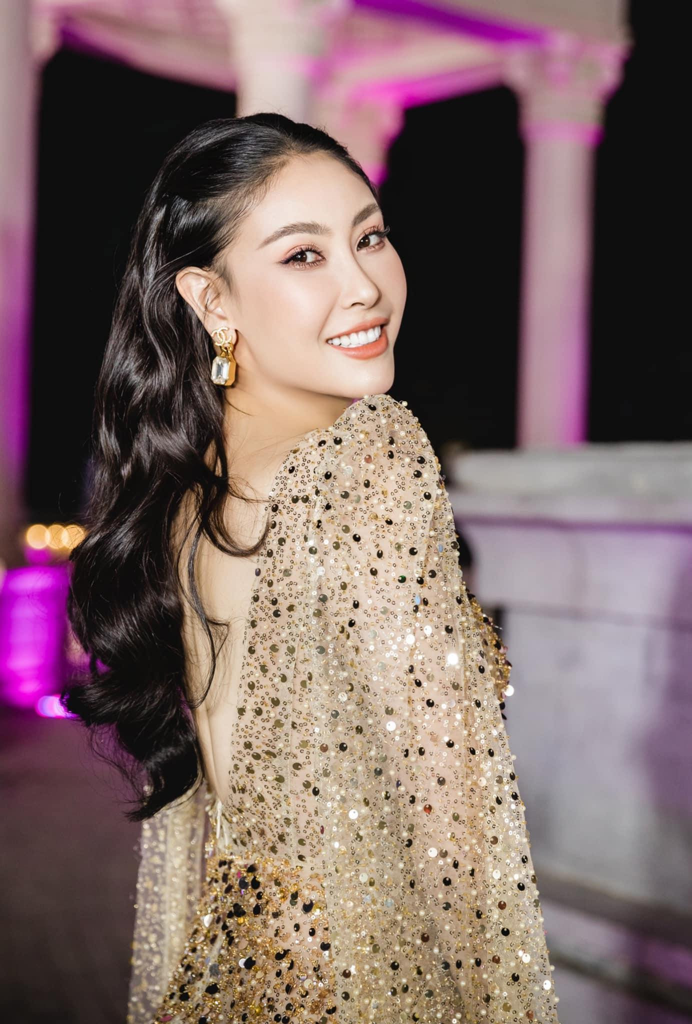 Vẻ lộng lẫy của Hà Kiều Anh khiến các đàn em luôn phải 'dè chừng'.