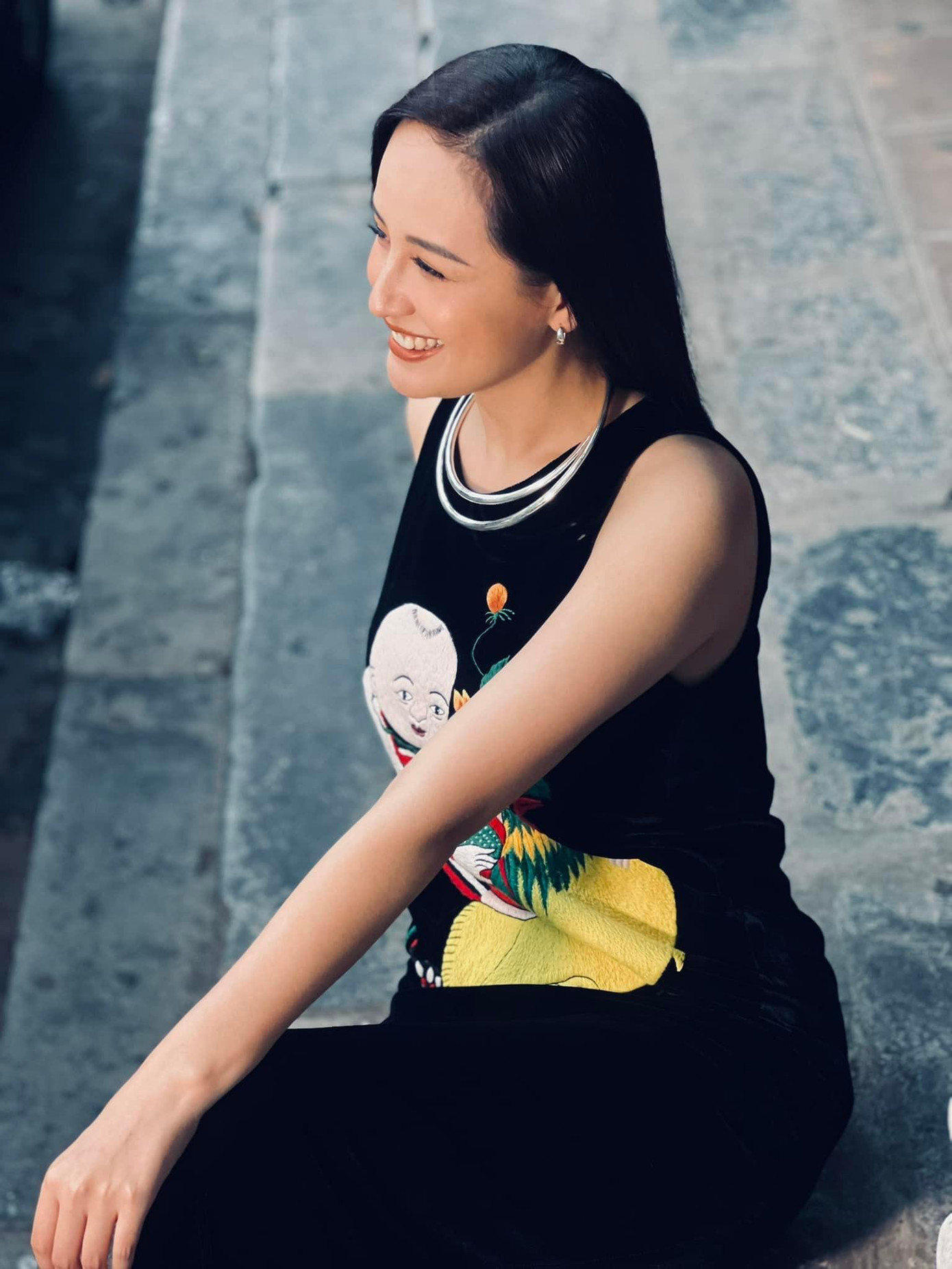 Trong ảnh Mai Phương Thuý diện bộ váy cổ yếm chất liệu nhung, đeo kiềng bạc làm gợi nhớ tới hình ảnh người phụ nữ Việt xưa với vẻ đẹp mộc mạc, nền nã nhưng không kém phần lịch thiệp.