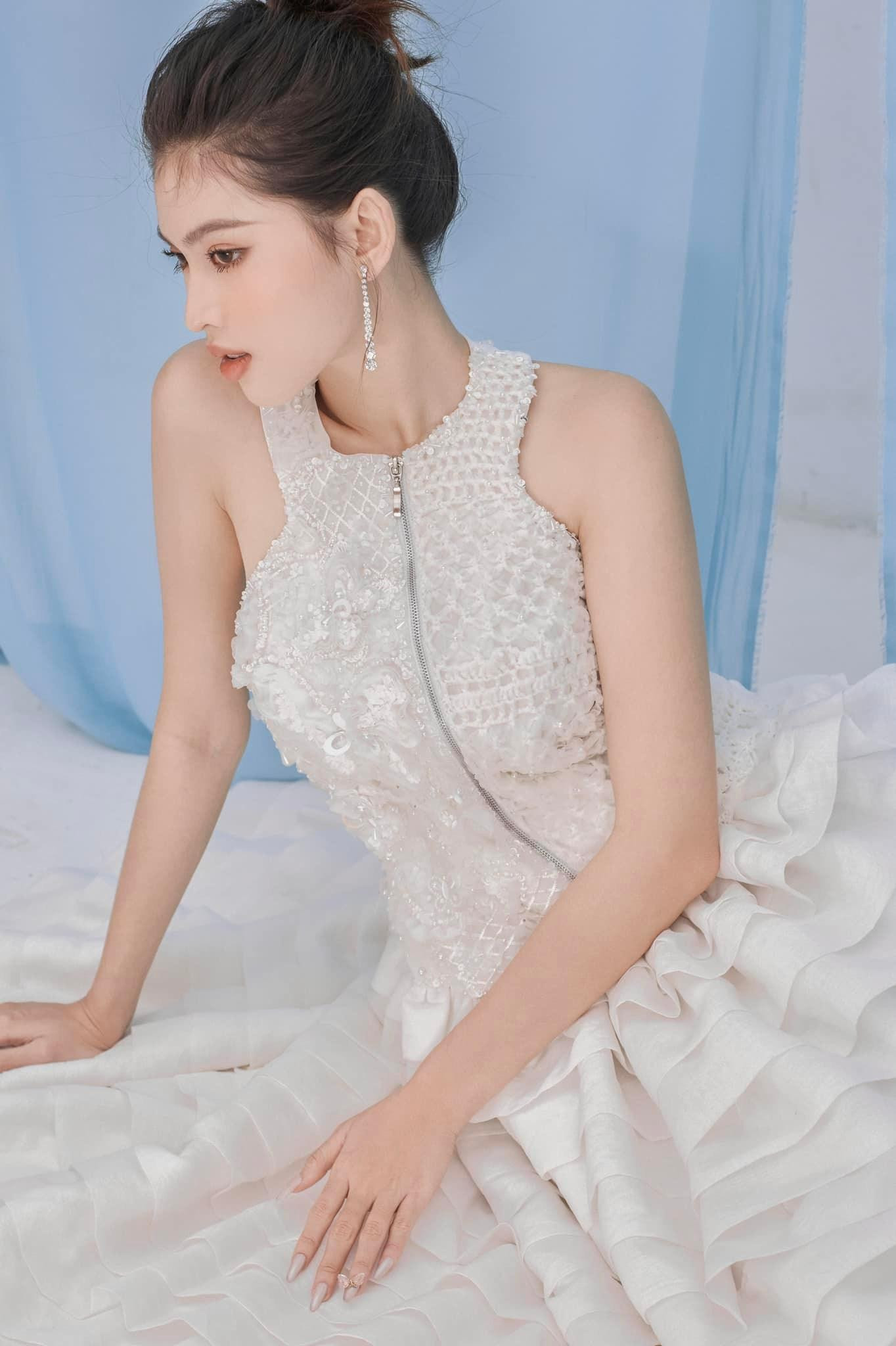 Á hậu Ngọc Thảo khoe vẻ đẹp yêu kiều với bộ váy xếp ly tông màu kem.