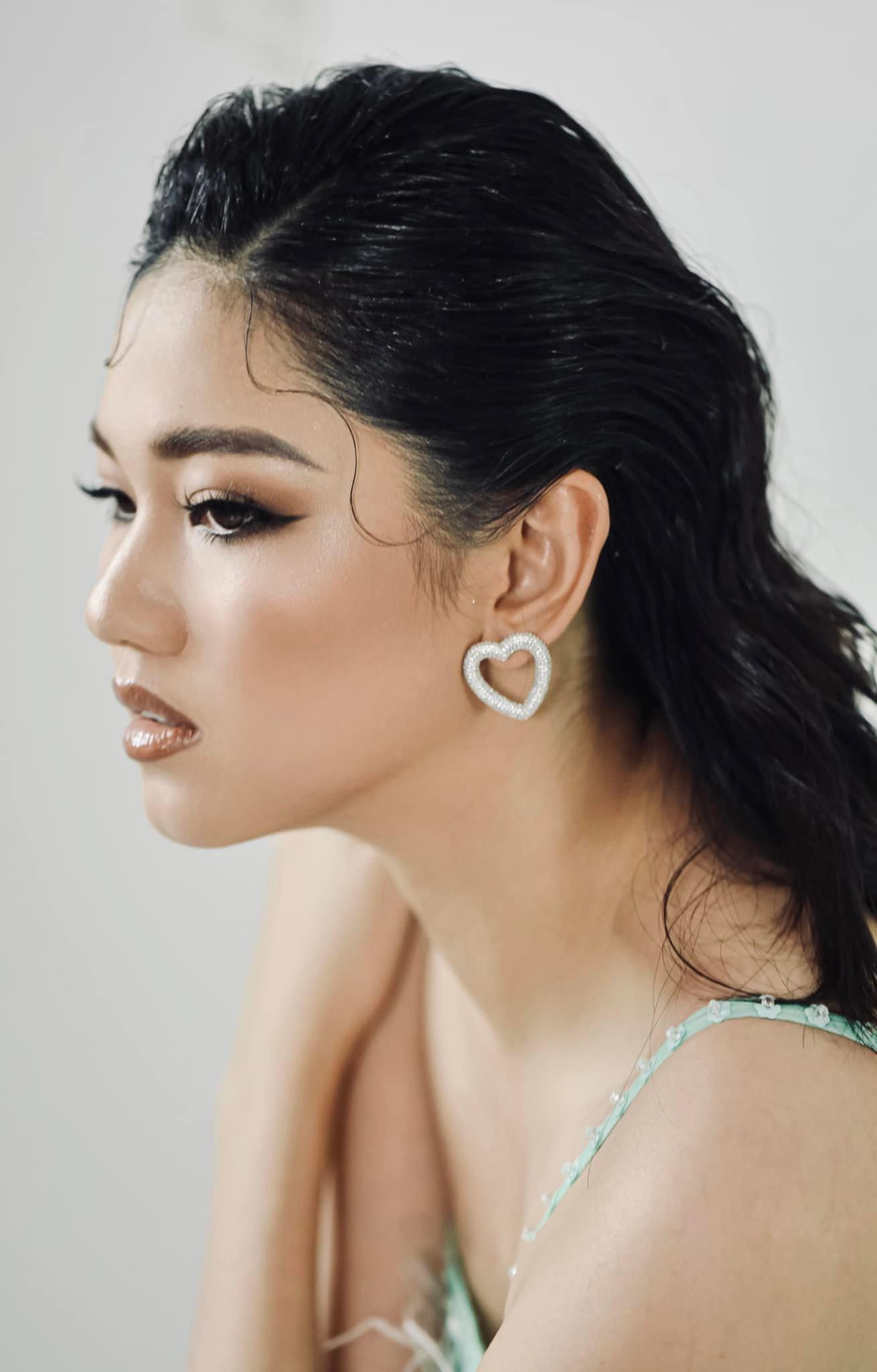 Khác với vẻ đẹp thuần Việt mặn mà thường thấy, Á hậu Thanh Tú xuất hiện đầy cá tính với phong cách trang điểm tây cực kỳ ấn tượng. Khác với vẻ đẹp thuần Việt mặn mà thường thấy, Á hậu Thanh Tú xuất hiện đầy cá tính với phong cách trang điểm tây cực kỳ ấn tượng.