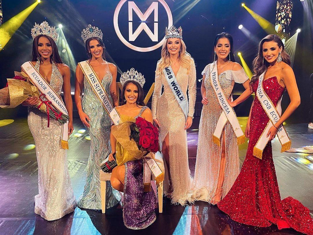 Karolina Bielawska và Chanique Rabe chụp ảnh cùng các người đẹp giành được chiến thắng trong đêm chung kết Miss World Ecuador 2022.