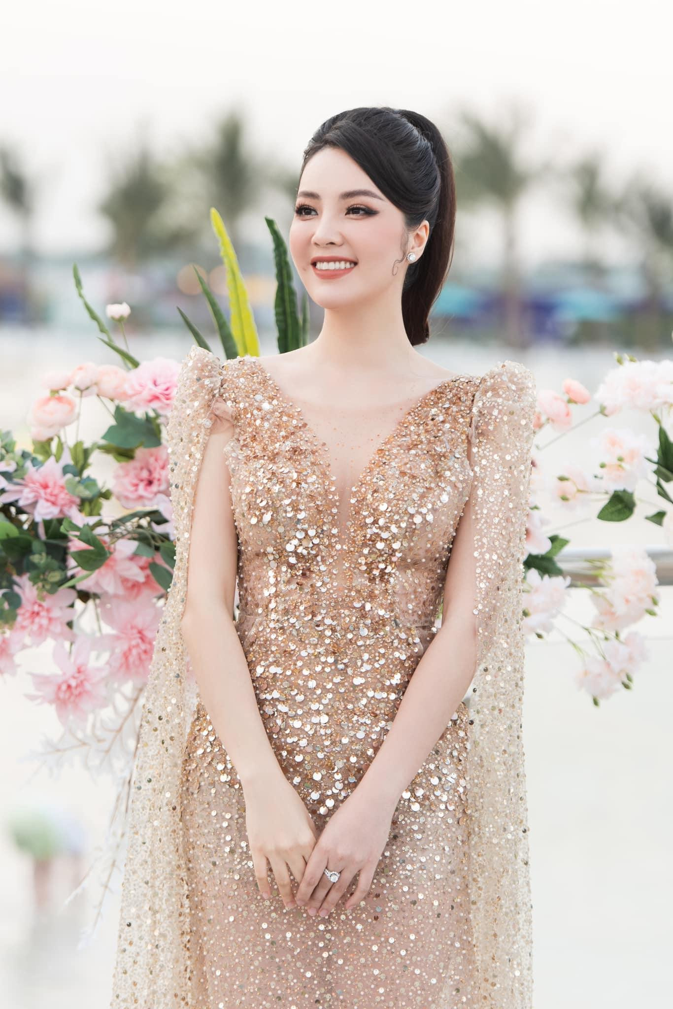 Vì bộ váy đã quá lấp lánh nên Thụy Vân hạn chế sử dụng trang sức rườm rà để tránh rối mắt.