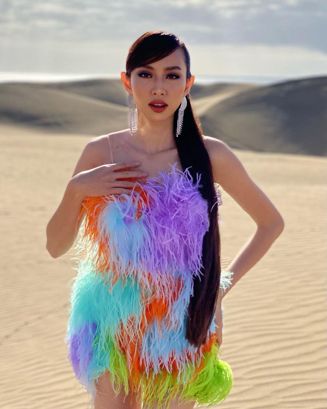Mới đây trong chuyến công tác tại Tây Ban Nha, Hoa hậu Thuỳ Tiên thực hiện bộ ảnh rực rỡ trên sa mạc với váy lông vũ nhiều màu sắc.
