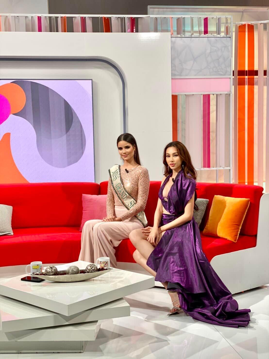 Thuỳ Tiên và tân Hoa hậu Hoà bình Tây Ban Nha trên một chương trình truyền hình. Thuỳ Tiên và tân Hoa hậu Hoà bình Tây Ban Nha trên một chương trình truyền hình.