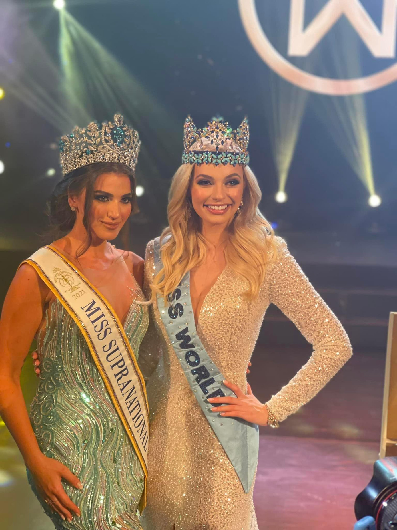 Hai mỹ nhân cũng có dịp đọ sắc trong một khung hình.