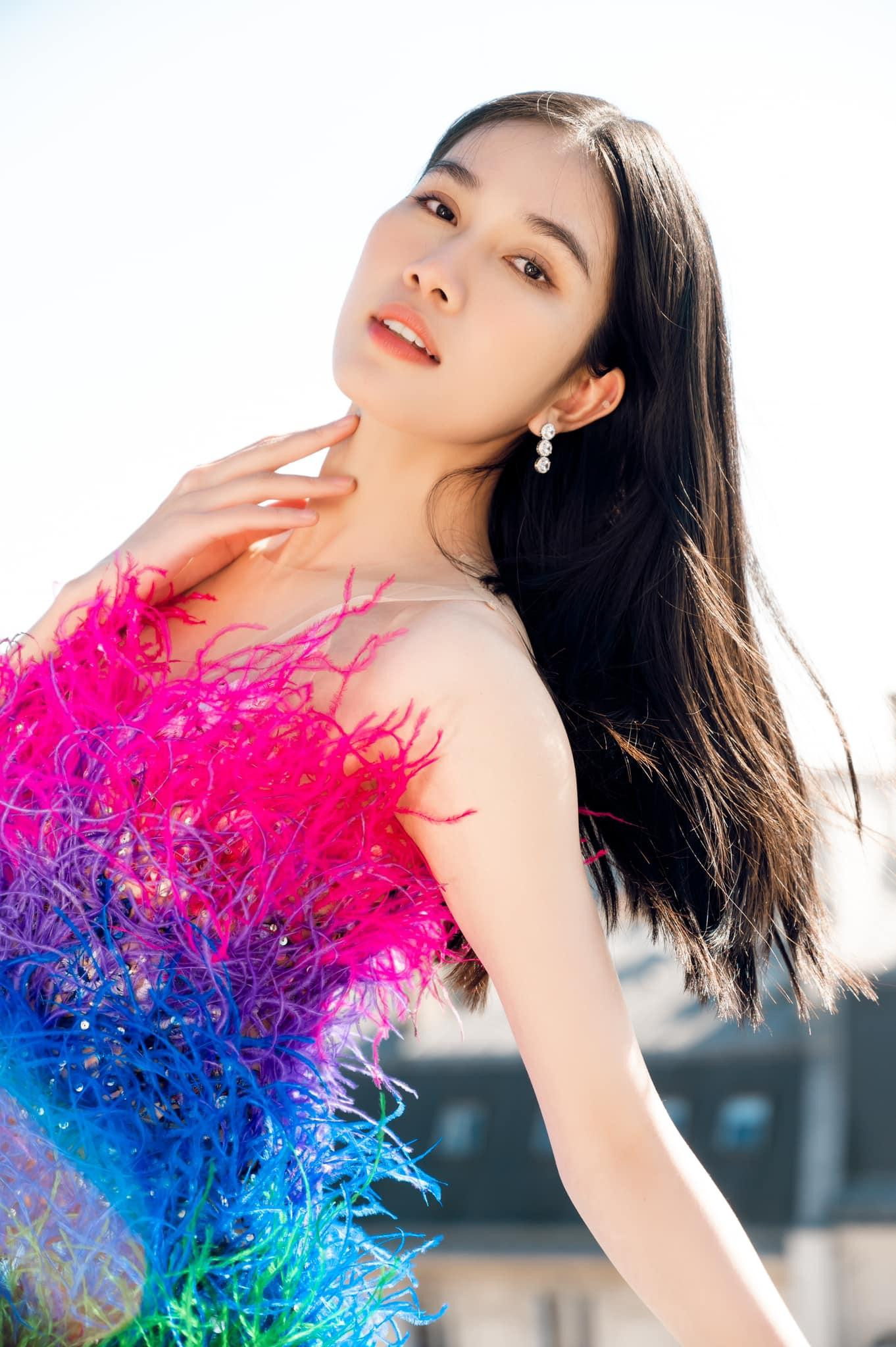 Á hậu Phương Anh khoe vai trần quyến rũ với váy lông vũ rực rỡ màu sắc bên trời Tây.