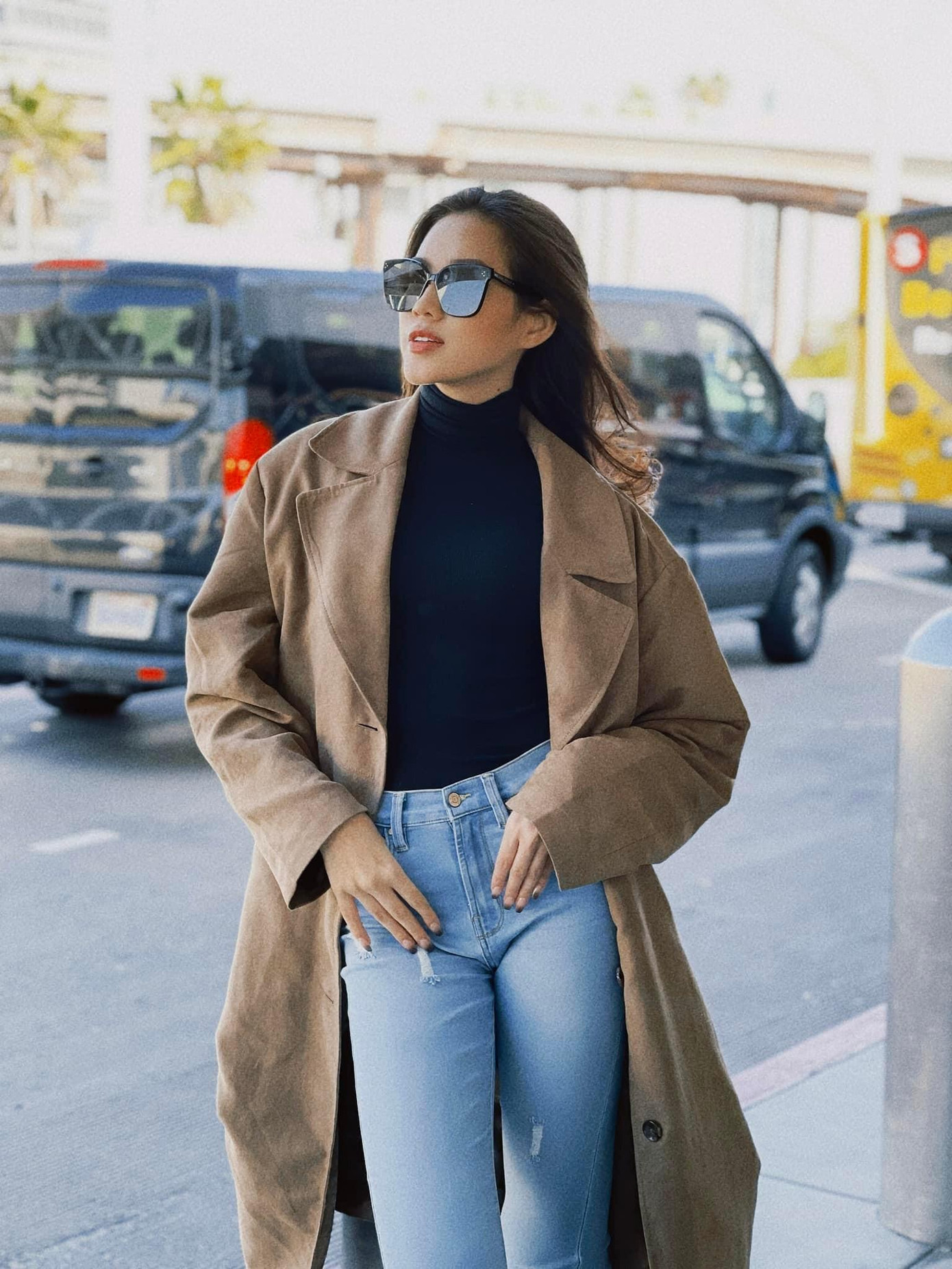 Đỗ Thị Hà mặc chiếc áo khoác này trong nhiều lần đi chơi ở Mỹ khi cô phải ở lại đây để điều trị COVID-19 sau khi đêm chung kết Miss World 2021 bất ngờ bị huỷ vào cuối năm ngoái.