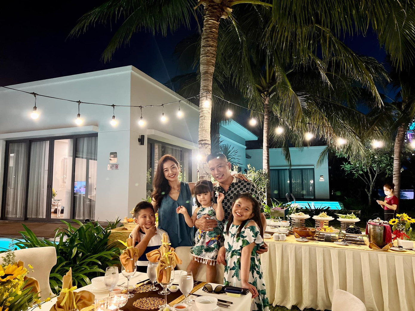 Gia đình Hoa hậu Jennifer Phạm quây quần bên nhau trong kỳ nghỉ lễ. Gia đình Hoa hậu Jennifer Phạm quây quần bên nhau trong kỳ nghỉ lễ.