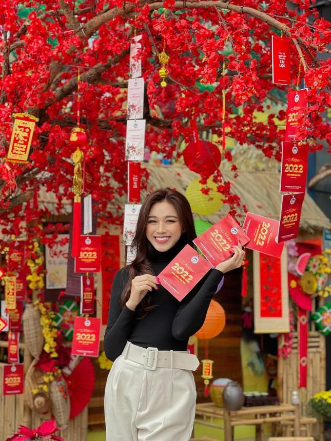 Chiếc quần cạp cao cá tính từng được HHVN 2020 sử dụng nhiều lần khi lên giảng đường.