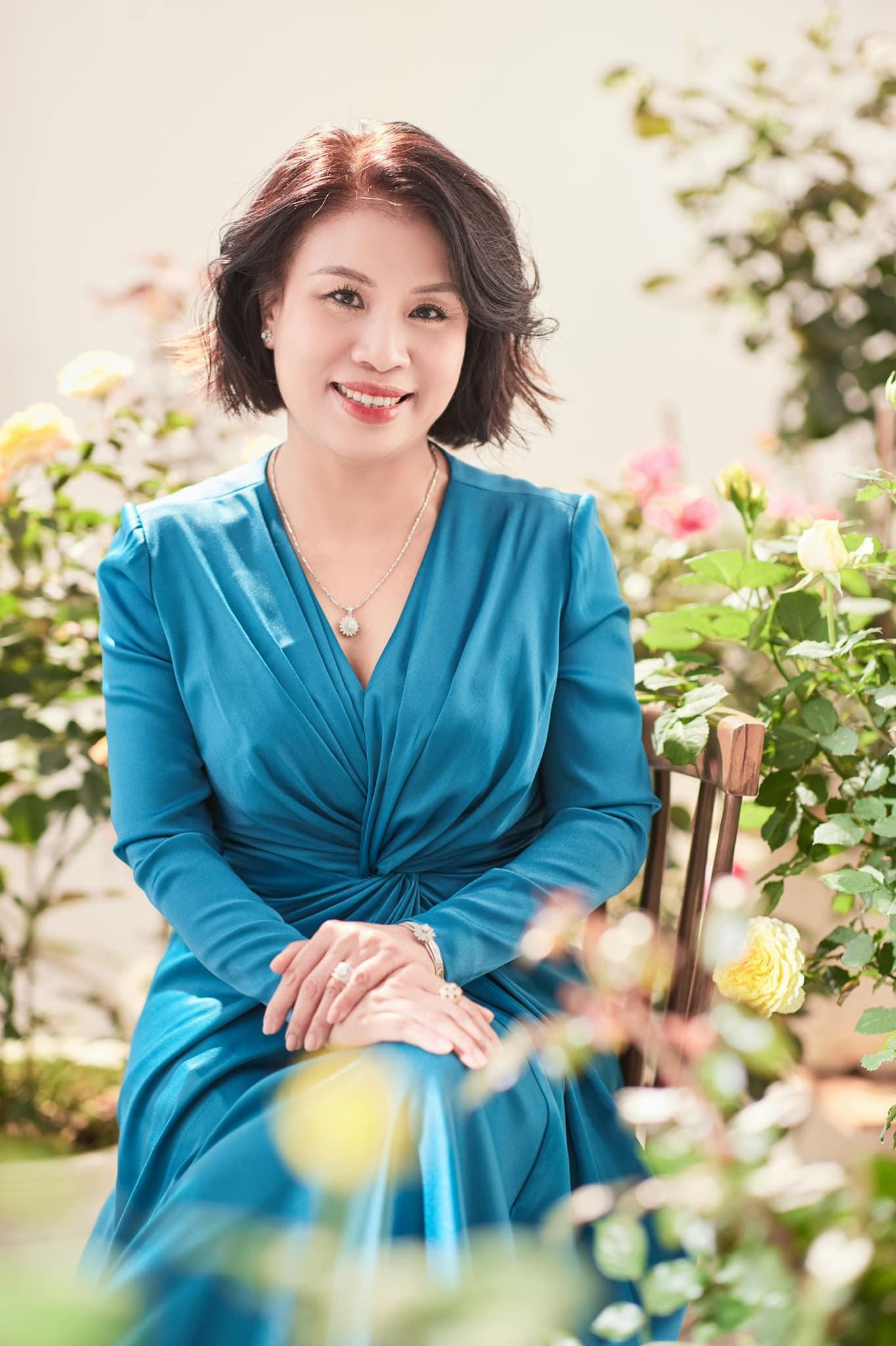 Mẹ của Ngọc Vân gây chú ý với vẻ sang trọng, quý phái ở tuổi trung niên.