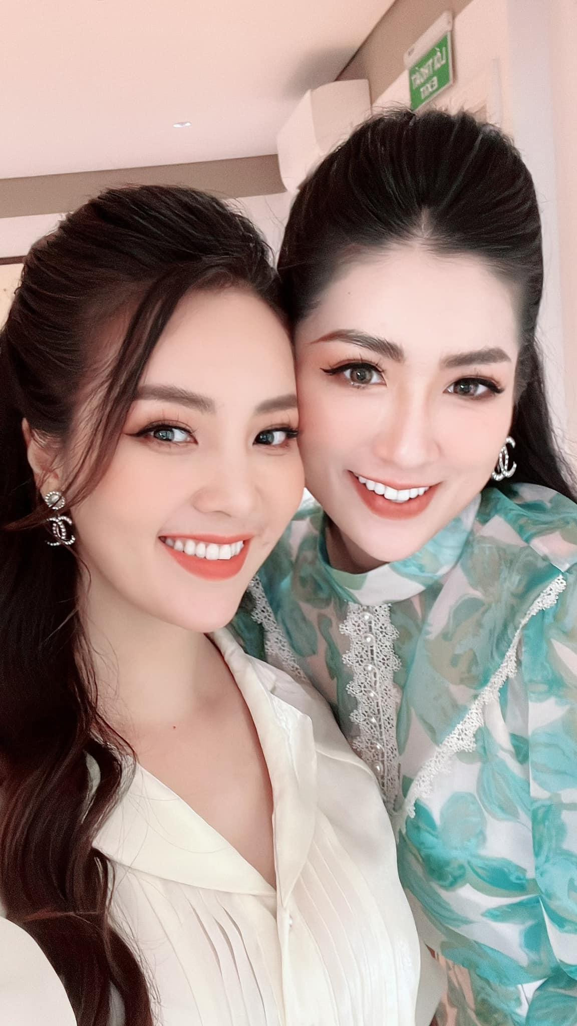 Nhan sắc của hai nàng Á hậu xinh đẹp khiến fans trầm trồ.