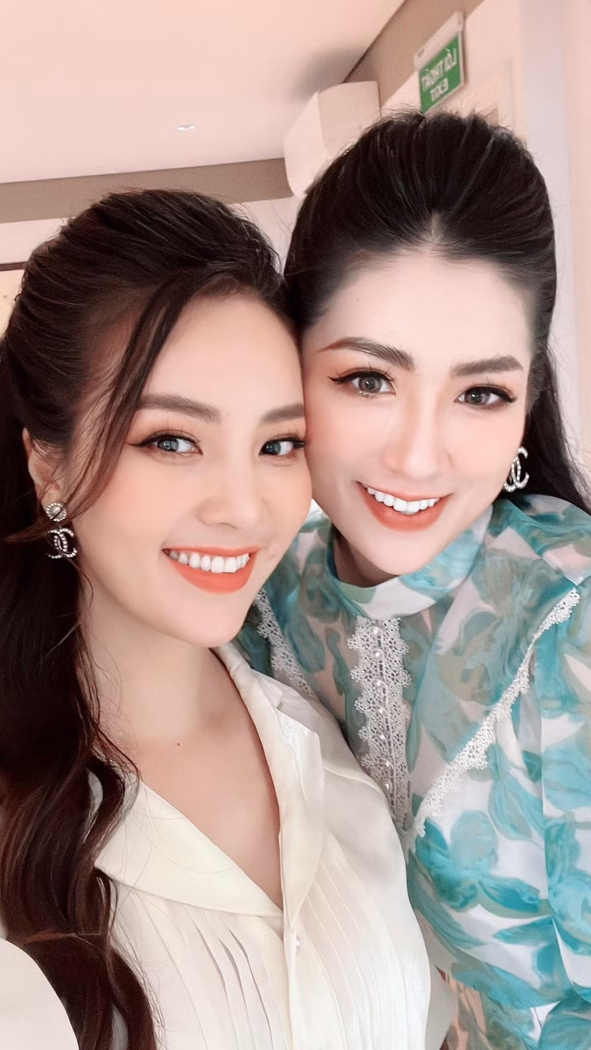 Nhan sắc của hai nàng Á hậu xinh đẹp khiến fans trầm trồ.