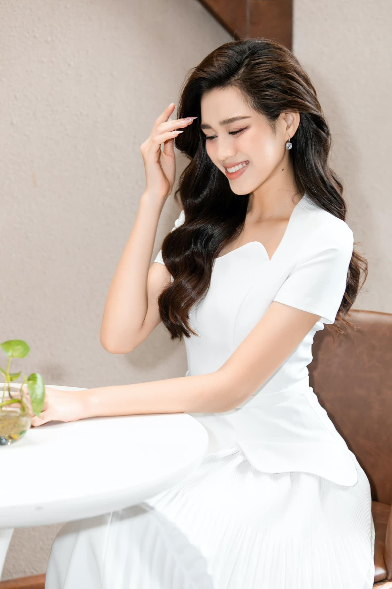 Góc nghiêng 'thần thánh' của Đỗ Thị Hà khiến fans trầm trồ.