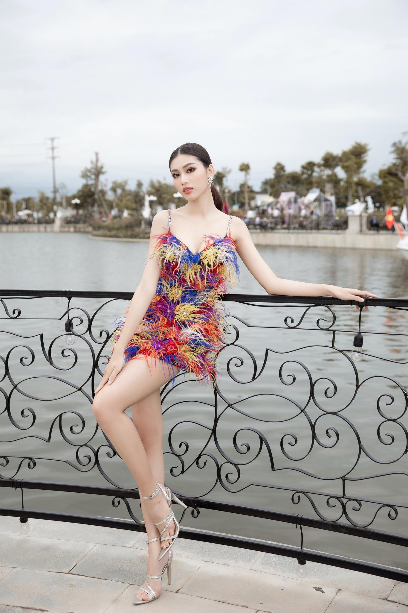 Á hậu Ngọc Thảo khoe trọn đôi chân dài 1m11 với thiết kế váy lông vũ nhiều màu sắc.