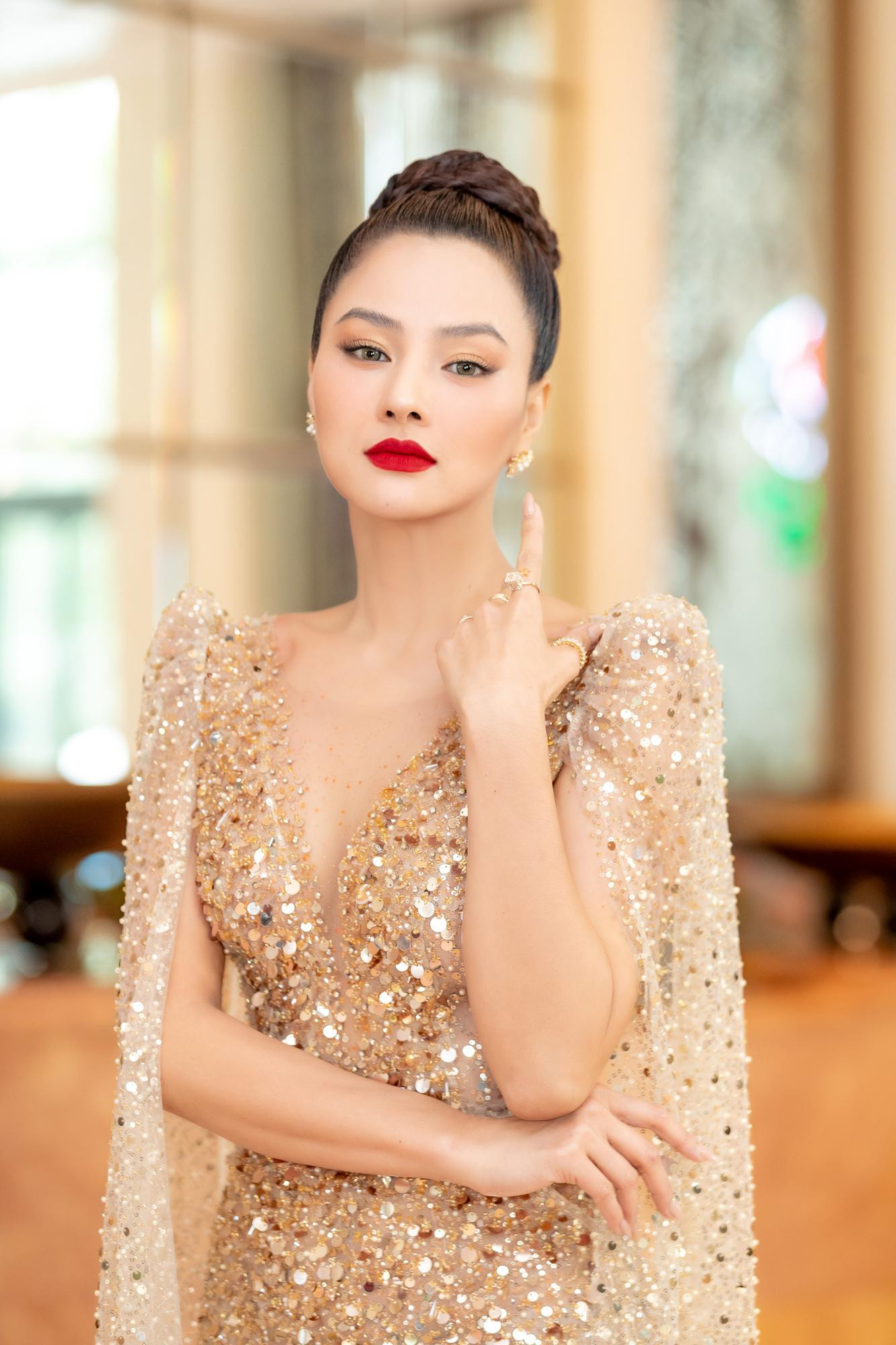 Thiết kế lấp lánh khiến cho màn tái xuất của Vũ Thu Phương thêm ấn tượng.