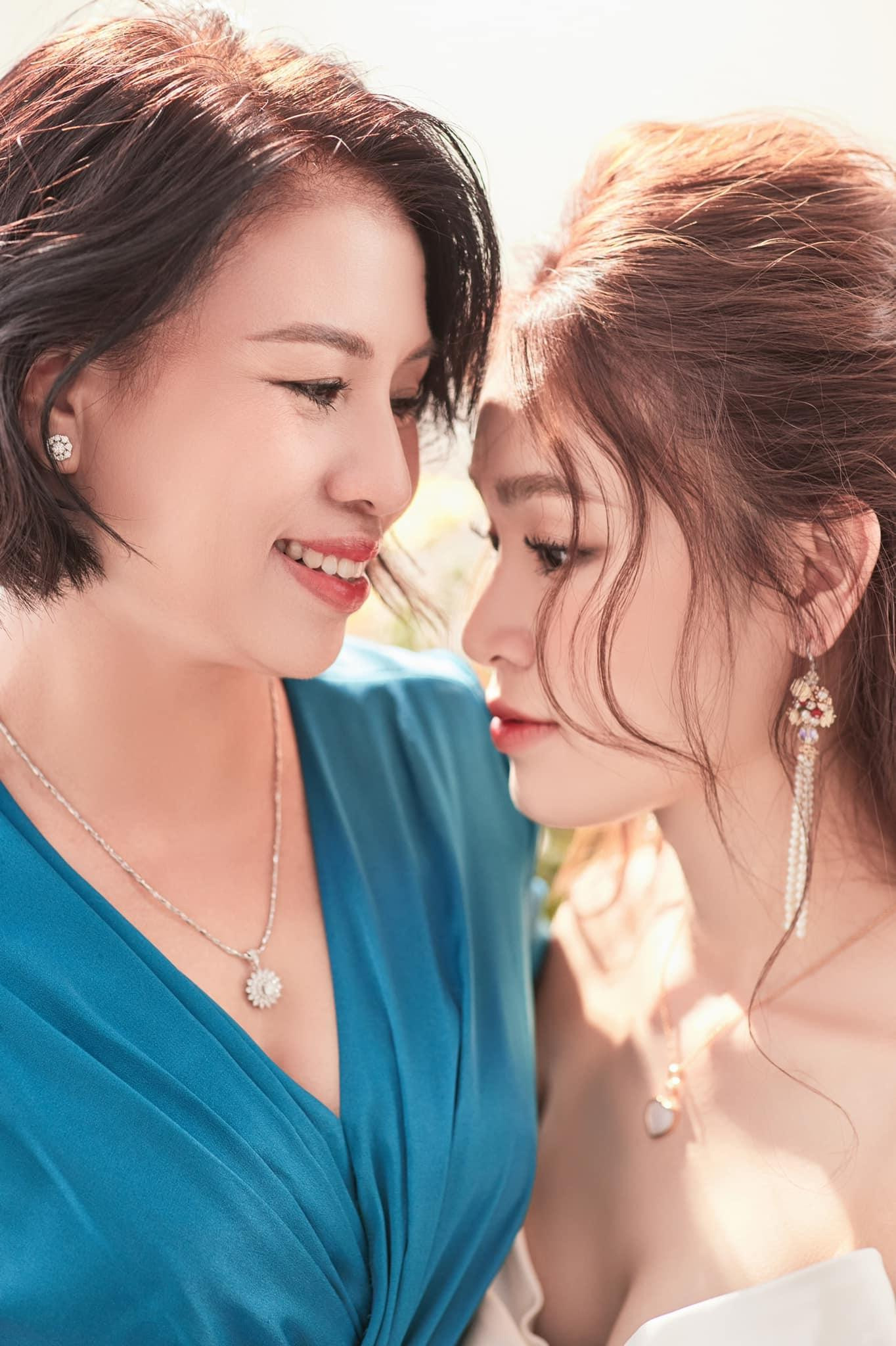 Hiện tại dù đã trưởng thành và tự quyết định mọi vấn đề trong cuộc sống nhưng Ngọc Vân cho biết cô vẫn luôn tìm tới lời khuyên của mẹ trước mỗi bước ngoặt trong cuộc đời.