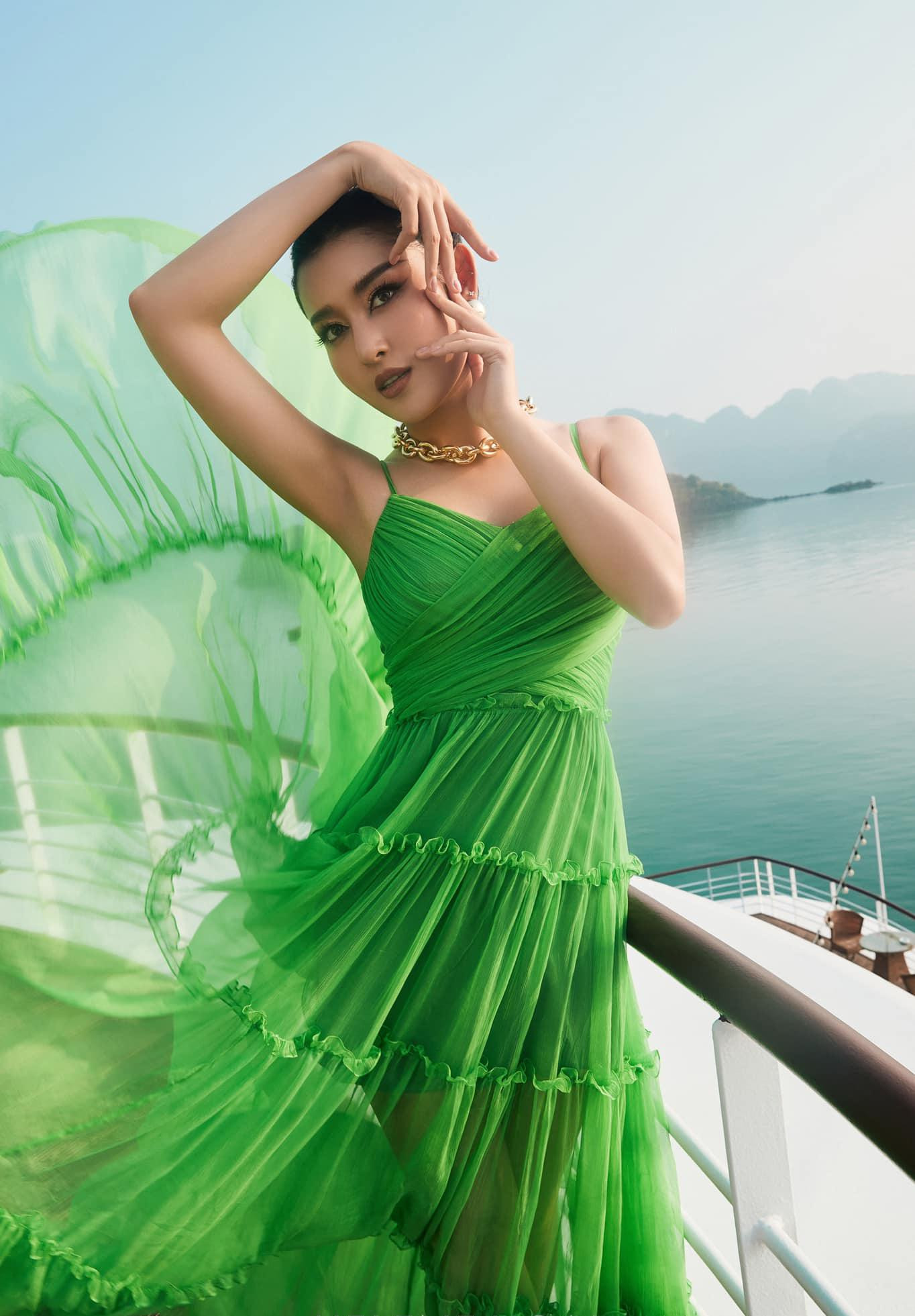 Á hậu Huyền My khoe dáng quyến rũ trên biển với bộ váy xanh bay bổng.