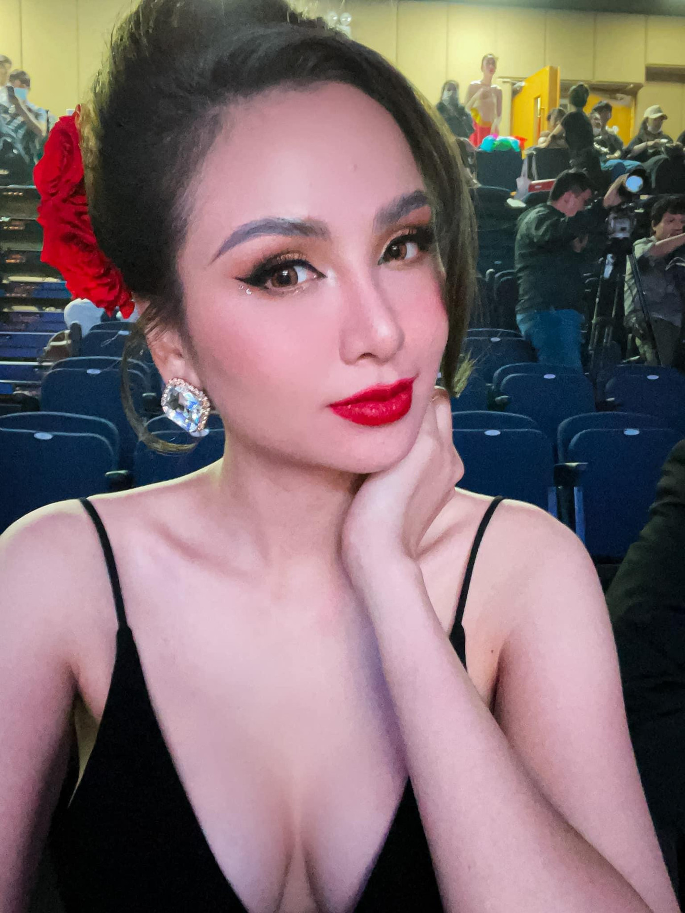 Hoa hậu Diễm Hương diện váy khoét sâu khoe vòng 1 nóng bỏng. Hoa hậu Diễm Hương diện váy khoét sâu khoe vòng 1 nóng bỏng.