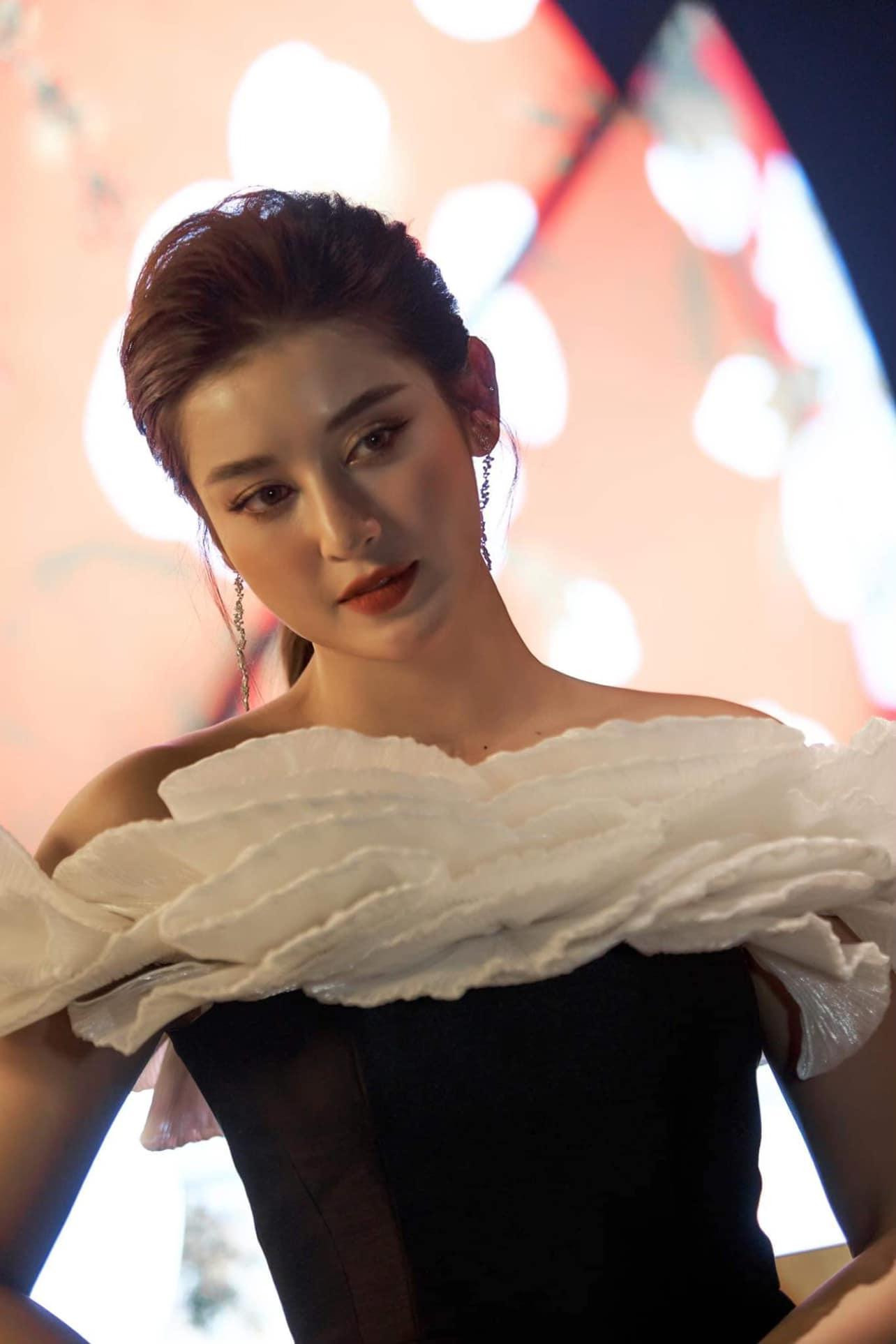 Thiết kế với hai tông màu đen -trắng tôn lên nét đẹp kiêu sa, kiều diễm của Á hậu Việt Nam 2014.