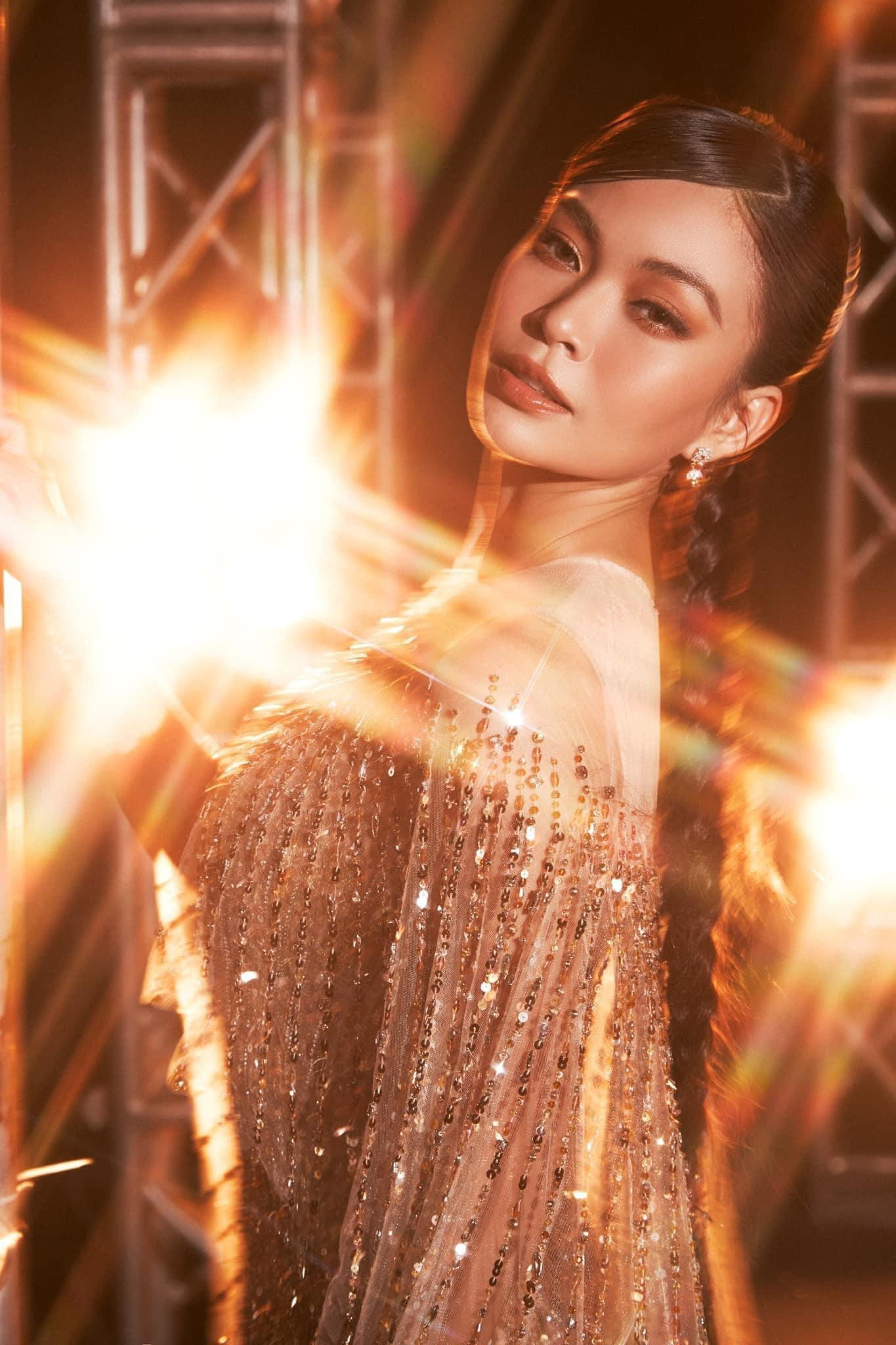 Á hậu Mâu Thuỷ đẹp tựa nữ thần trong bộ váy đính kết lấp lánh.