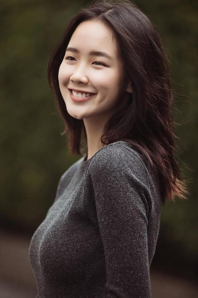 Lê Nguyễn Bảo Ngọc đang là thí sinh ấn tượng tại cuộc thi Miss World Vietnam 2022 khi sở hữu chiều cao 'khủng' nhất trong dàn thí sinh - 1m85. Sau 2 năm kể từ khi tham dự cuộc thi nhan sắc đầu tiên là Hoa hậu Việt Nam 2020, người đẹp đã có sự thay đổi đáng kể về nhan sắc. Năm 2020, khi tới tham dự sơ khảo HHVN 2020, Bảo Ngọc ăn mặc rất giản dị, thậm chí còn không make-up nhưng vẫn gây chú ý với chiều cao ấn tượng.