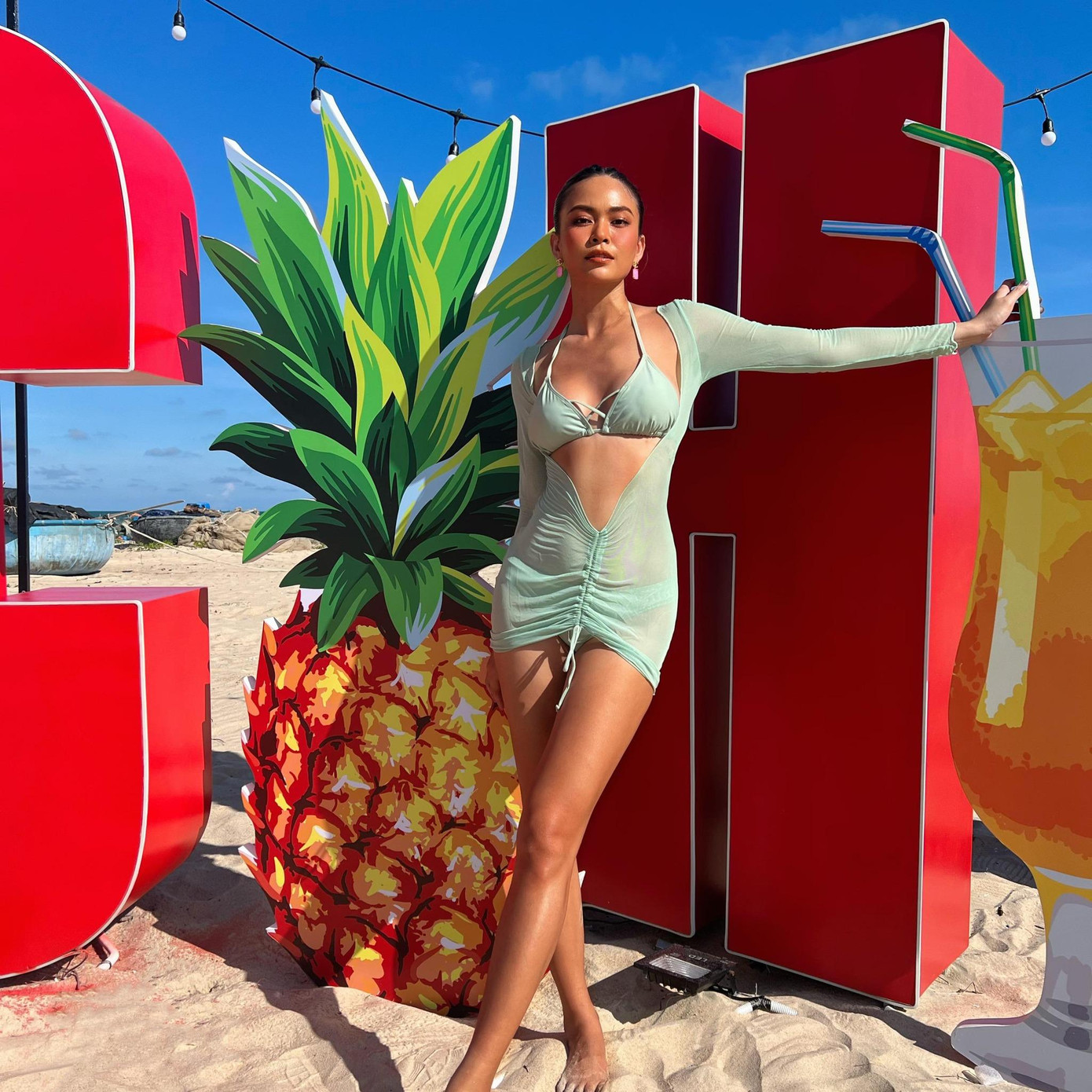 Á hậu Mâu Thuỷ khoe vóc dáng nóng bỏng trên bãi biển với bikini và váy xuyên thấu màu xanh pastel.