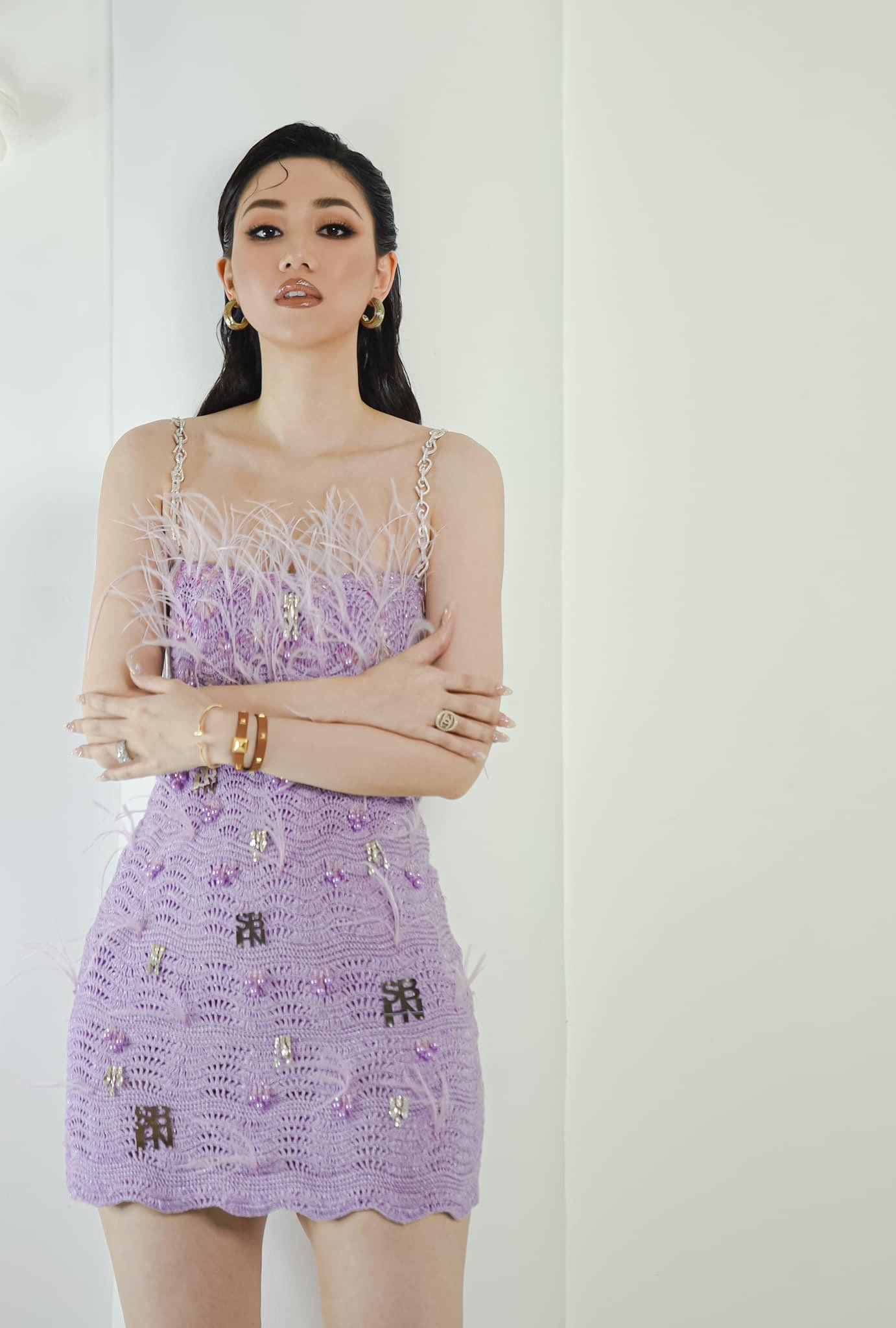 Á hậu hoàn vũ Ngô Trà My cũng nóng bỏng không kém em gái trong bộ váy ren bó sát. Á hậu hoàn vũ Ngô Trà My cũng nóng bỏng không kém em gái trong bộ váy ren bó sát.