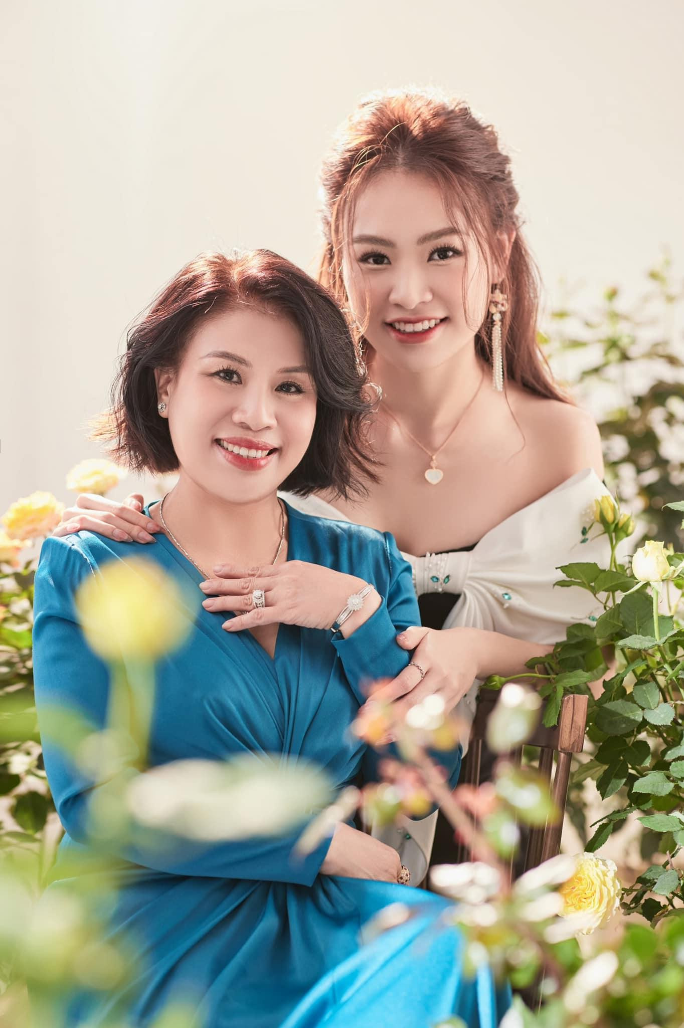 Nhân dịp Ngày của mẹ, trên trang cá nhân, người đẹp được coi là có học vấn 'khủng' nhất tại Hoa hậu Việt Nam 2016 Phùng Bảo Ngọc Vân đăng tải bộ ảnh chụp cùng mẹ thu hút sự chú ý của các fans.